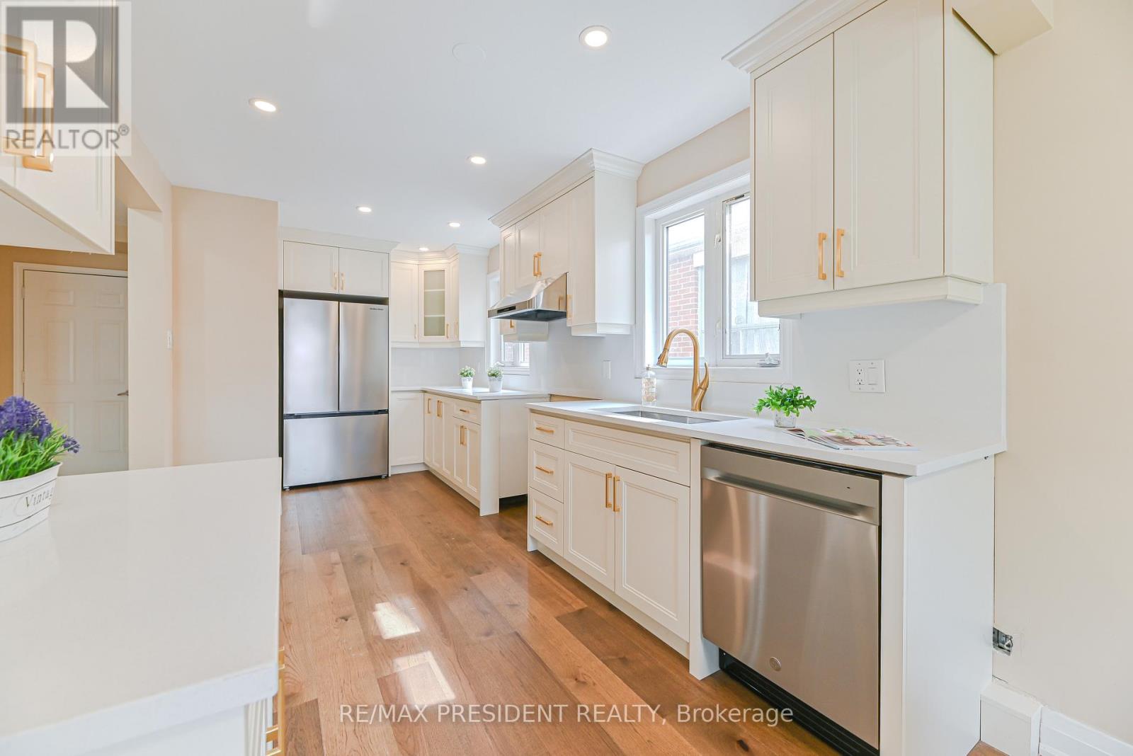 4 Lawnview Court, Brampton (Heart Lake West), Ontario  L7G 1T4 - Photo 9 - W13006678