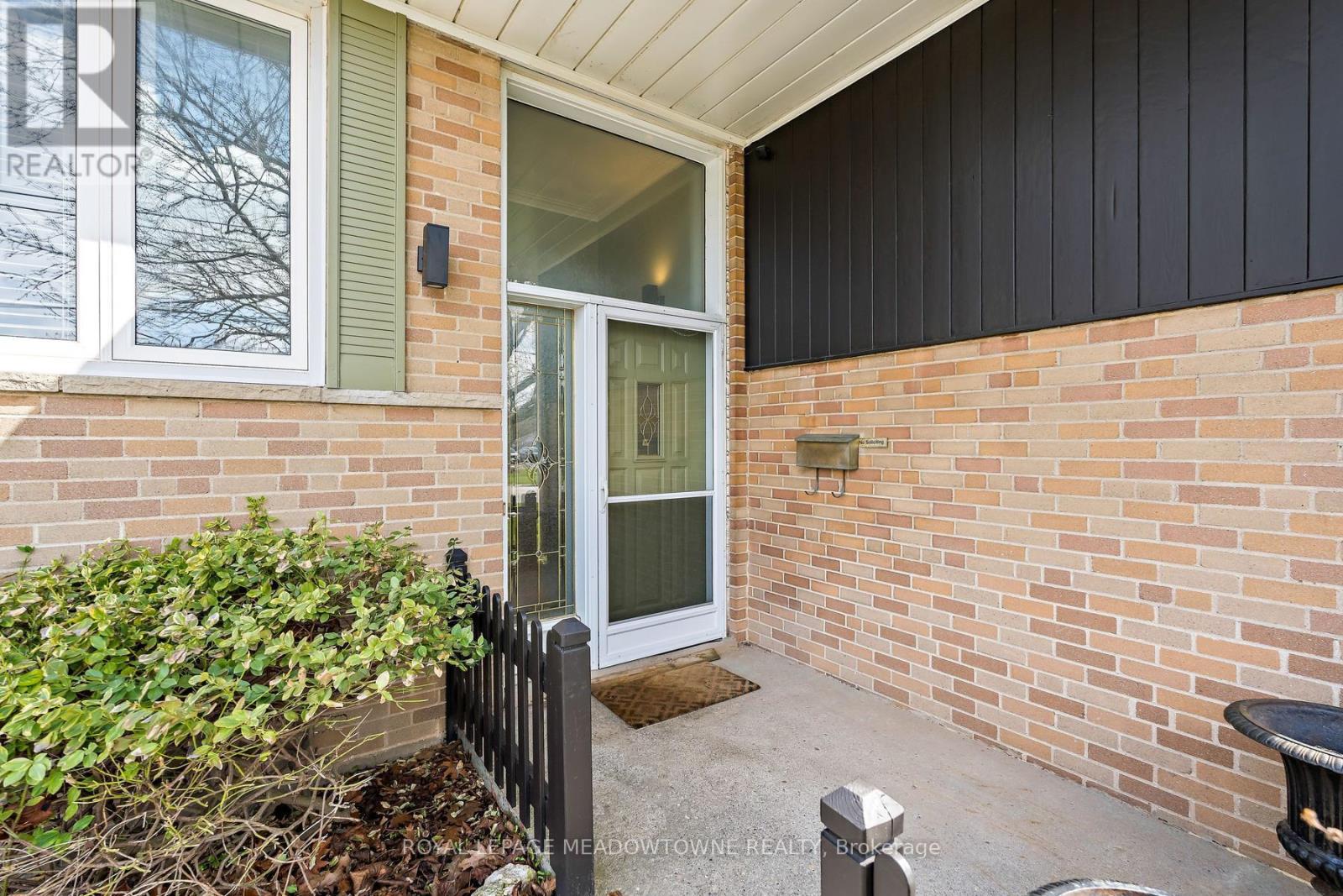 456 Delrex Boulevard, Halton Hills (Georgetown), Ontario  L7G 4J2 - Photo 2 - W13016222