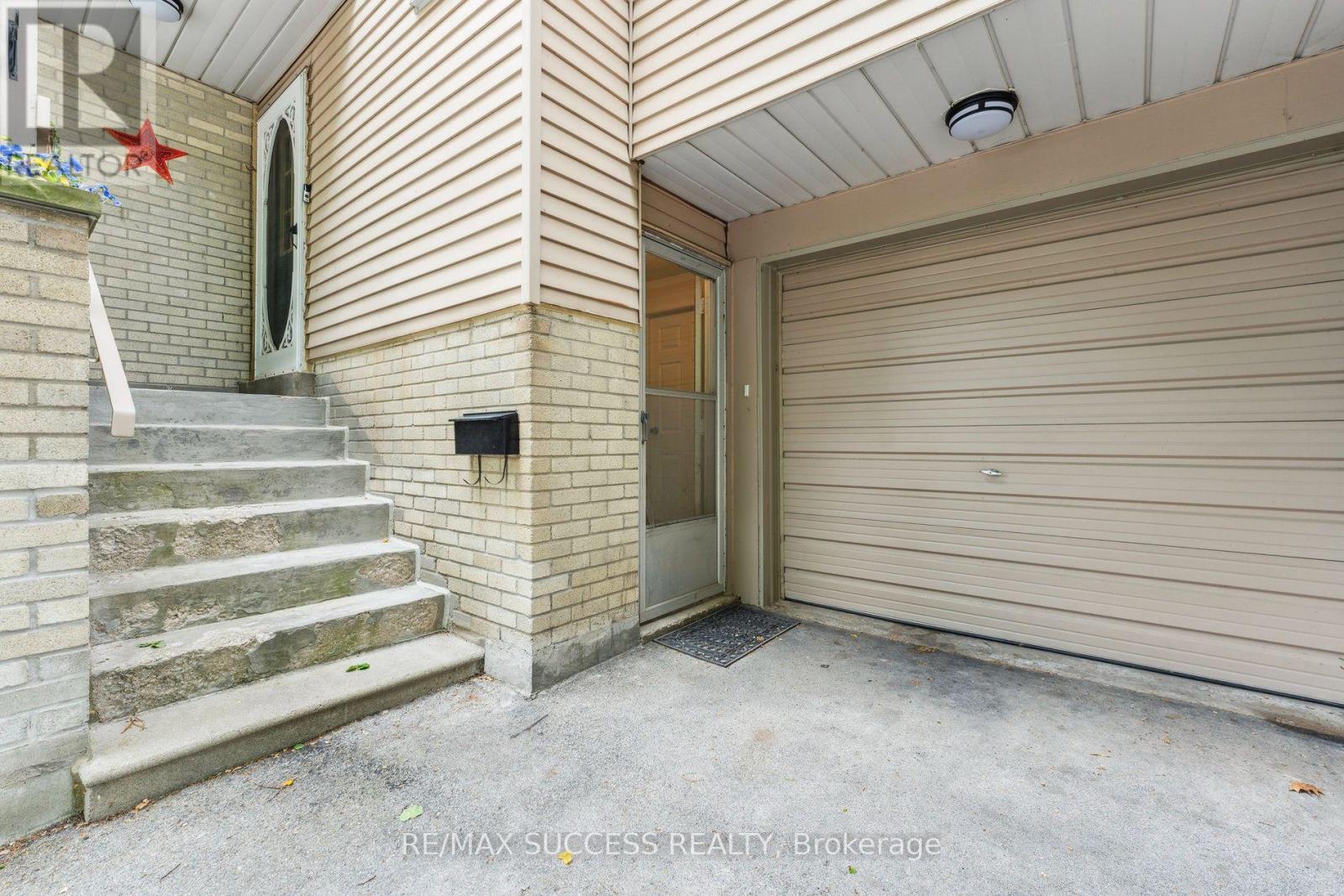 82 Lynden Circle, Halton Hills (Georgetown), Ontario  L7G 4Y8 - Photo 2 - W13021240