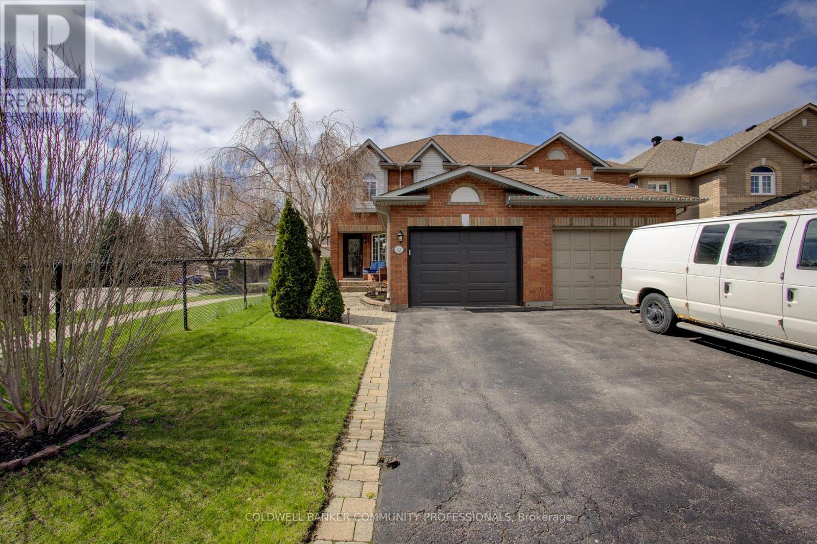 32 Mcclure Court, Halton Hills (Georgetown), Ontario  L7G 5X6 - Photo 2 - W13022146