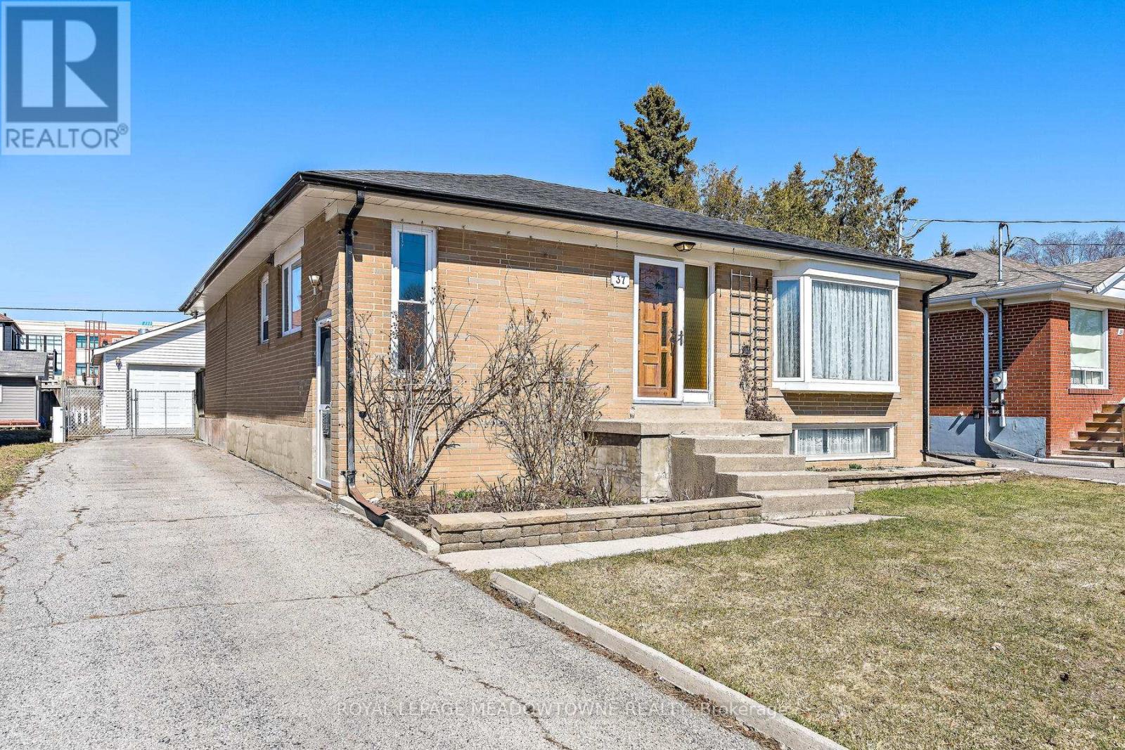 37 Prince Charles Drive, Halton Hills (Georgetown), Ontario  L7G 3T9 - Photo 1 - W13027682