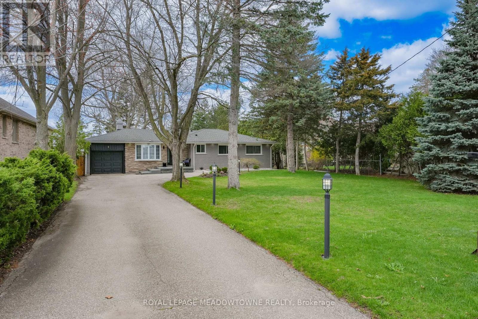 4 Chipper Court, Halton Hills (Georgetown), Ontario  L7G 1L3 - Photo 1 - W13028532