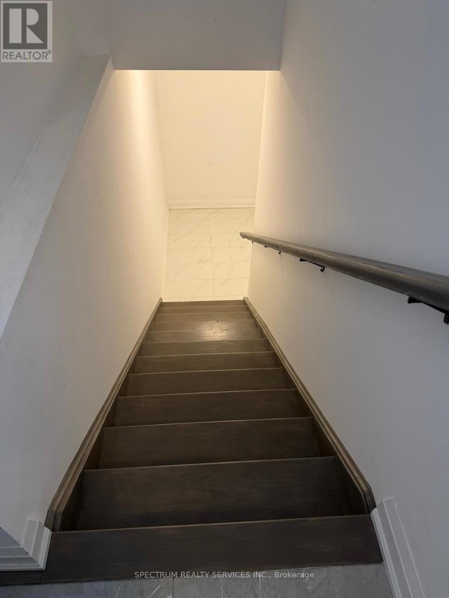 7 Santa Barbara Lane, Halton Hills (Georgetown), Ontario  L7G 0P7 - Photo 7 - W13030010