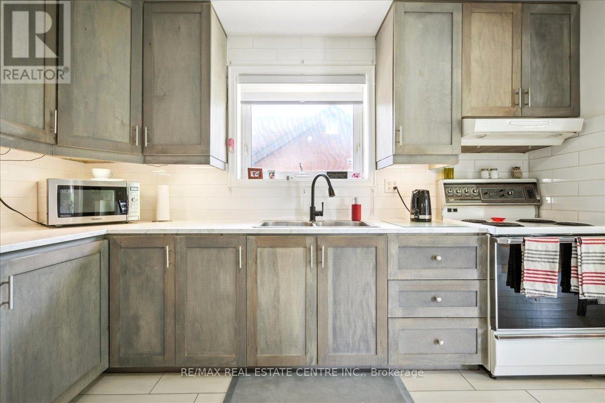74 Mountainview Road S, Halton Hills (Georgetown), Ontario  L7G 4K5 - Photo 18 - W13035236