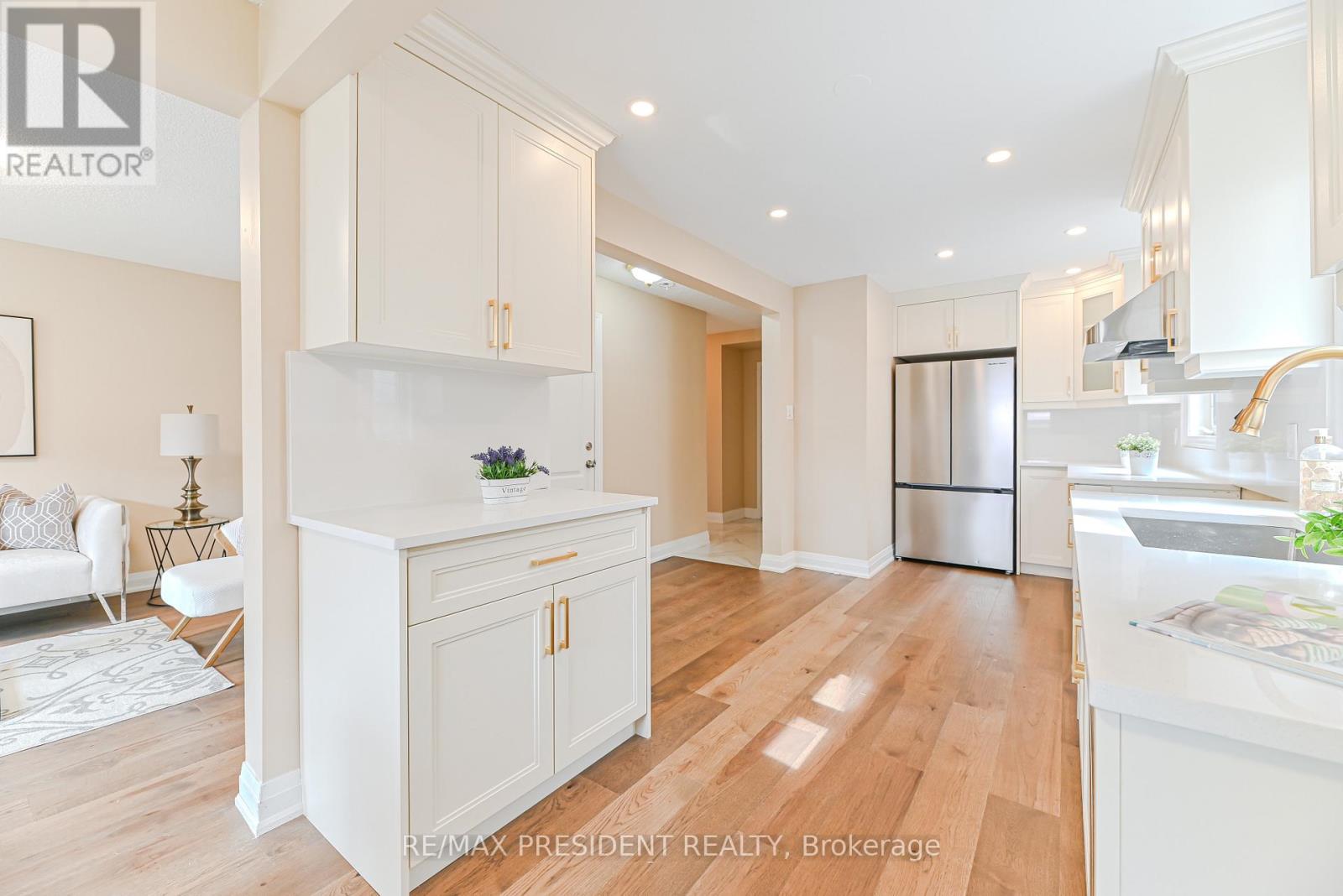 4 Lawnview Court, Brampton (Heart Lake West), Ontario  L7G 1T4 - Photo 10 - W13036568