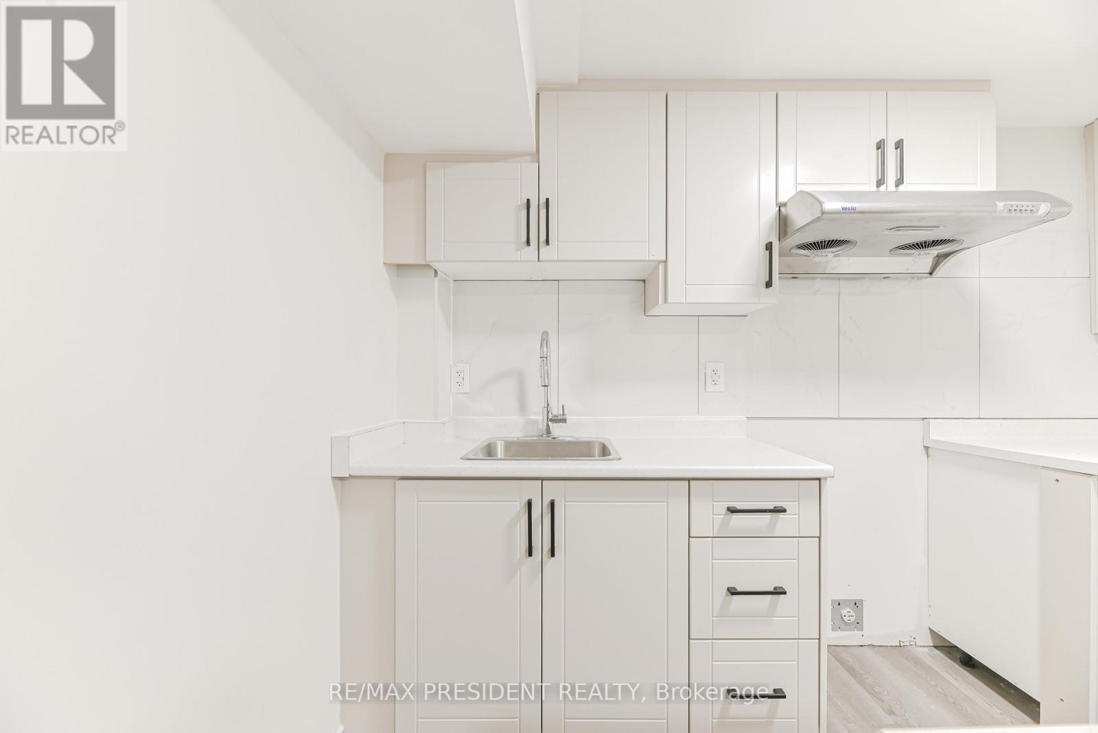 4 Lawnview Court, Brampton (Heart Lake West), Ontario  L7G 1T4 - Photo 39 - W13036568