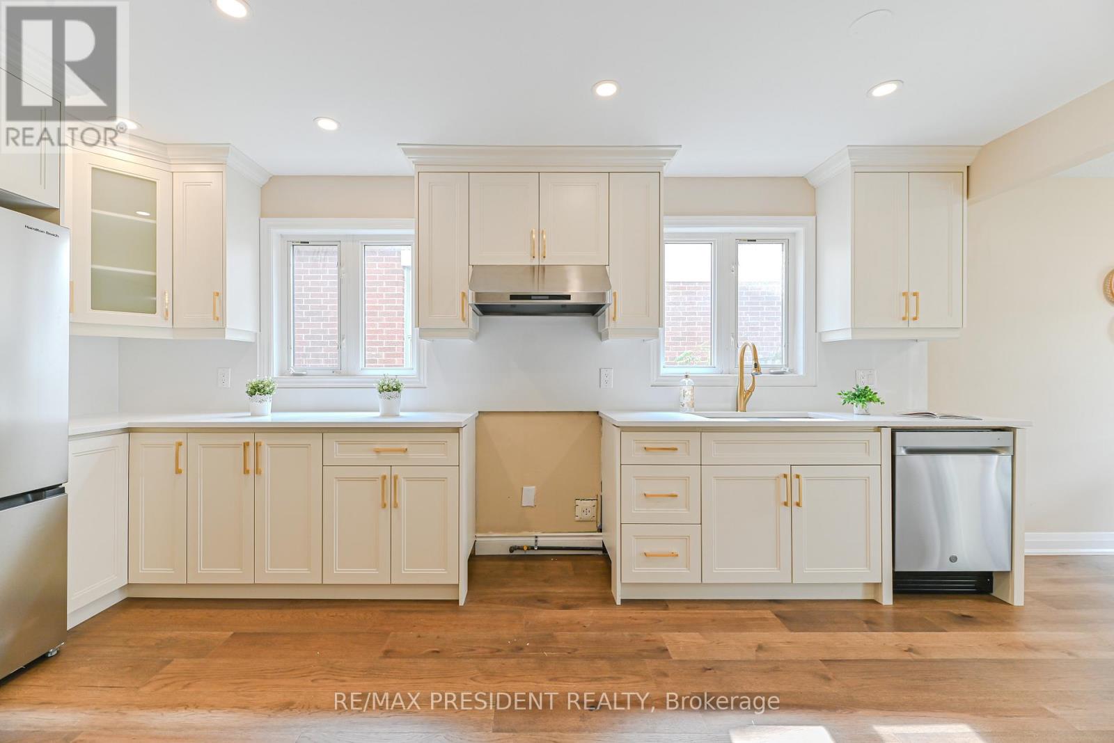 4 Lawnview Court, Brampton (Heart Lake West), Ontario  L7G 1T4 - Photo 5 - W13036568