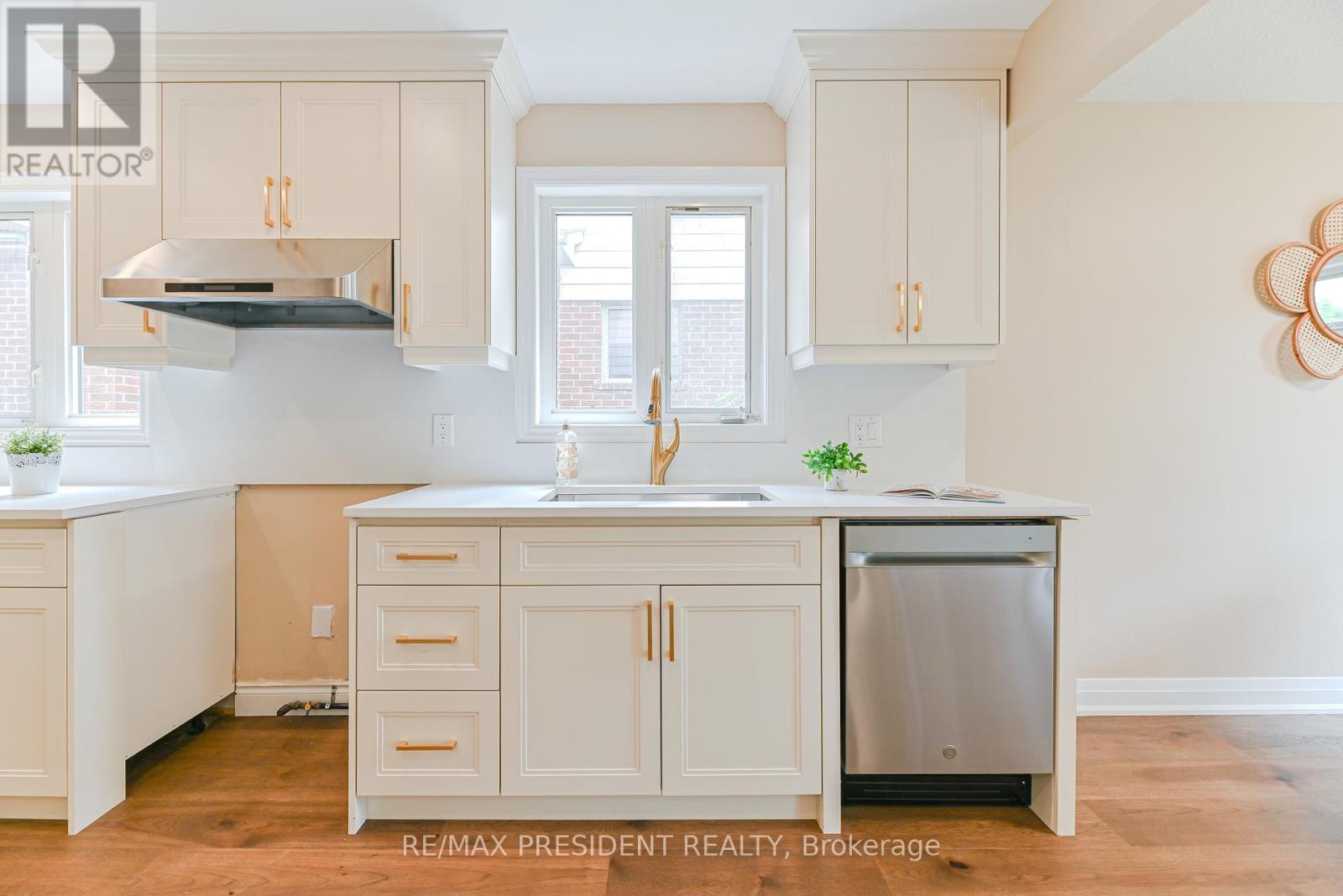 4 Lawnview Court, Brampton (Heart Lake West), Ontario  L7G 1T4 - Photo 6 - W13036568