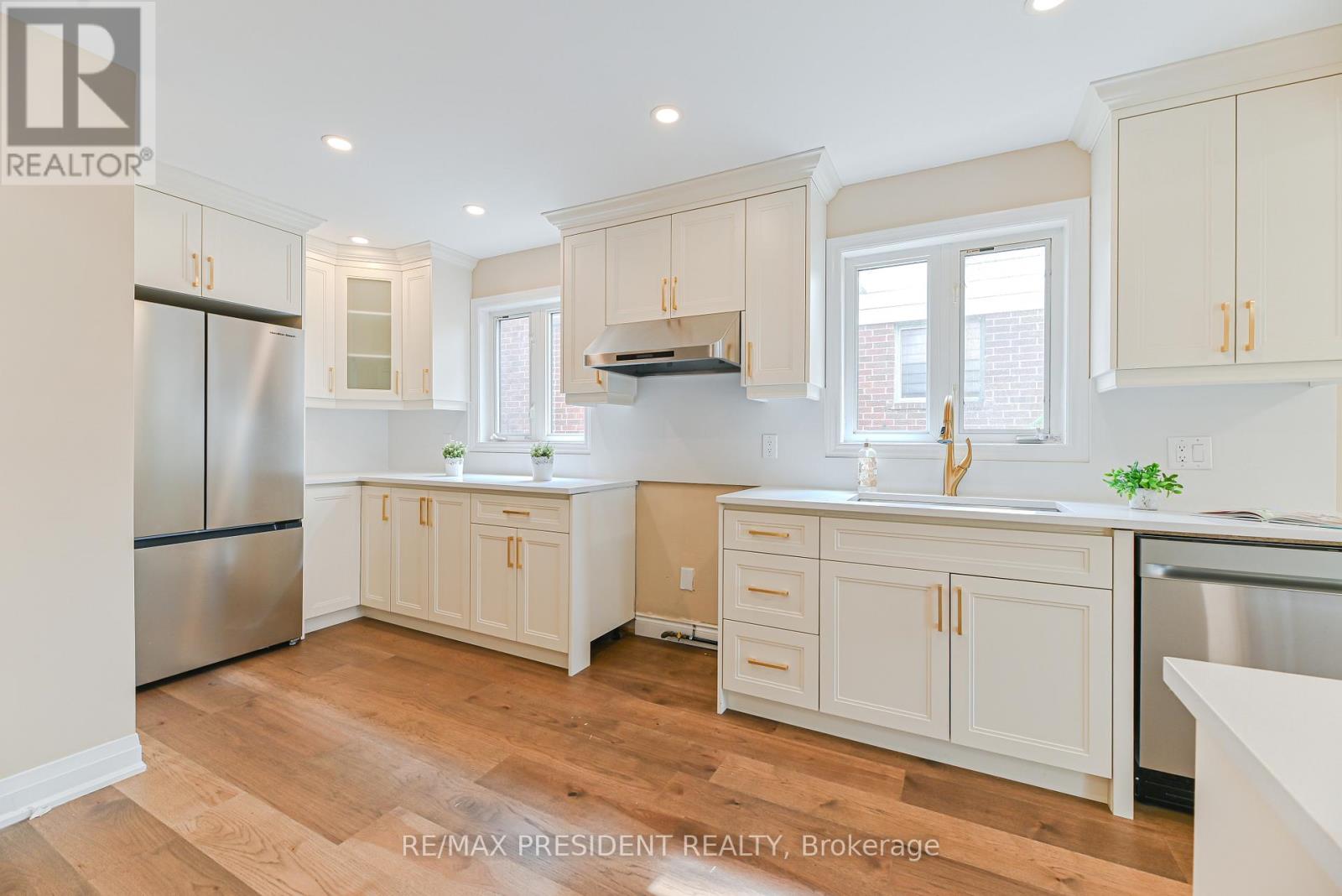 4 Lawnview Court, Brampton (Heart Lake West), Ontario  L7G 1T4 - Photo 7 - W13036568