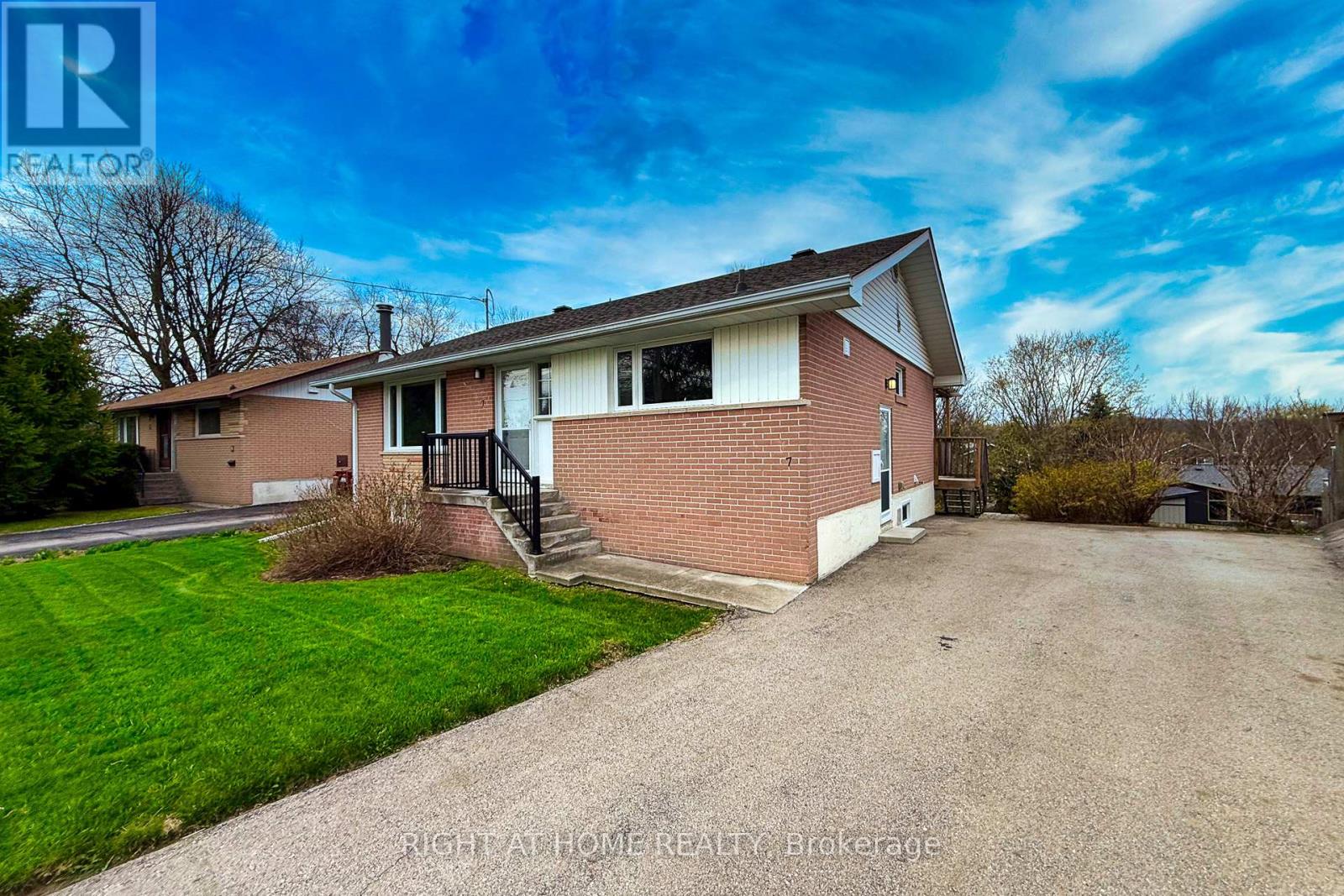 7 Lane Court, Halton Hills (Georgetown), Ontario  L7G 1S4 - Photo 3 - W13050566