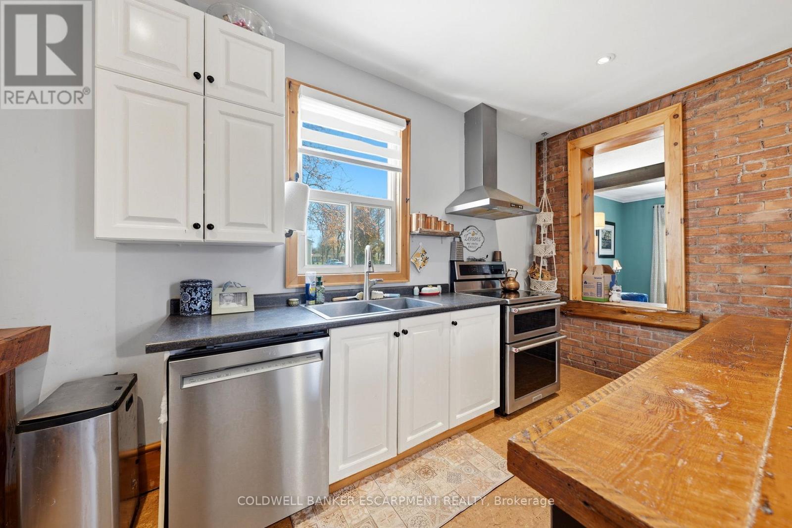 219 Arthur Street, Halton Hills (Ac Acton), Ontario  L7J 1L8 - Photo 9 - W13056154