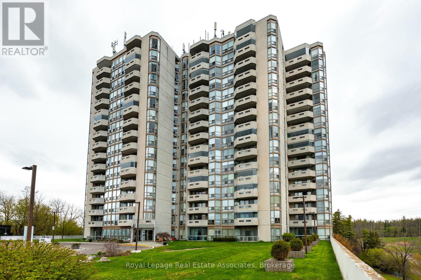 1402 - 20 Mcfarlane Drive, Halton Hills (Georgetown), Ontario  L7G 5J8 - Photo 1 - W13090778