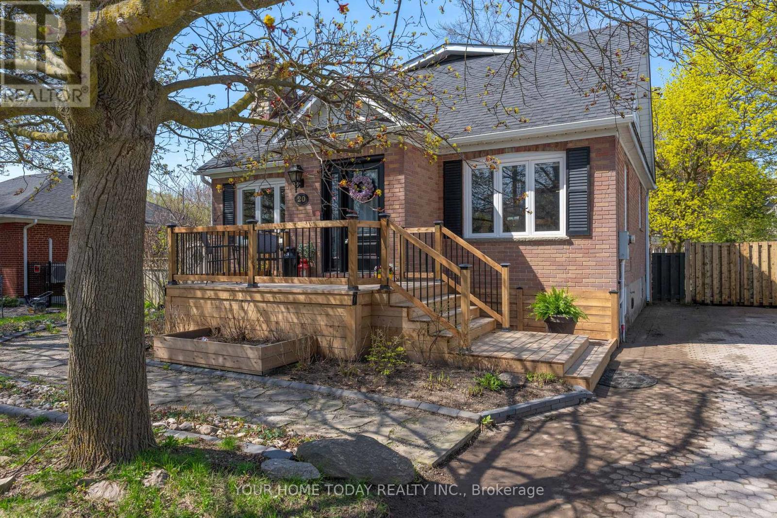 20 Elgin Street, Halton Hills (Georgetown), Ontario  L7G 3M3 - Photo 2 - W13091556