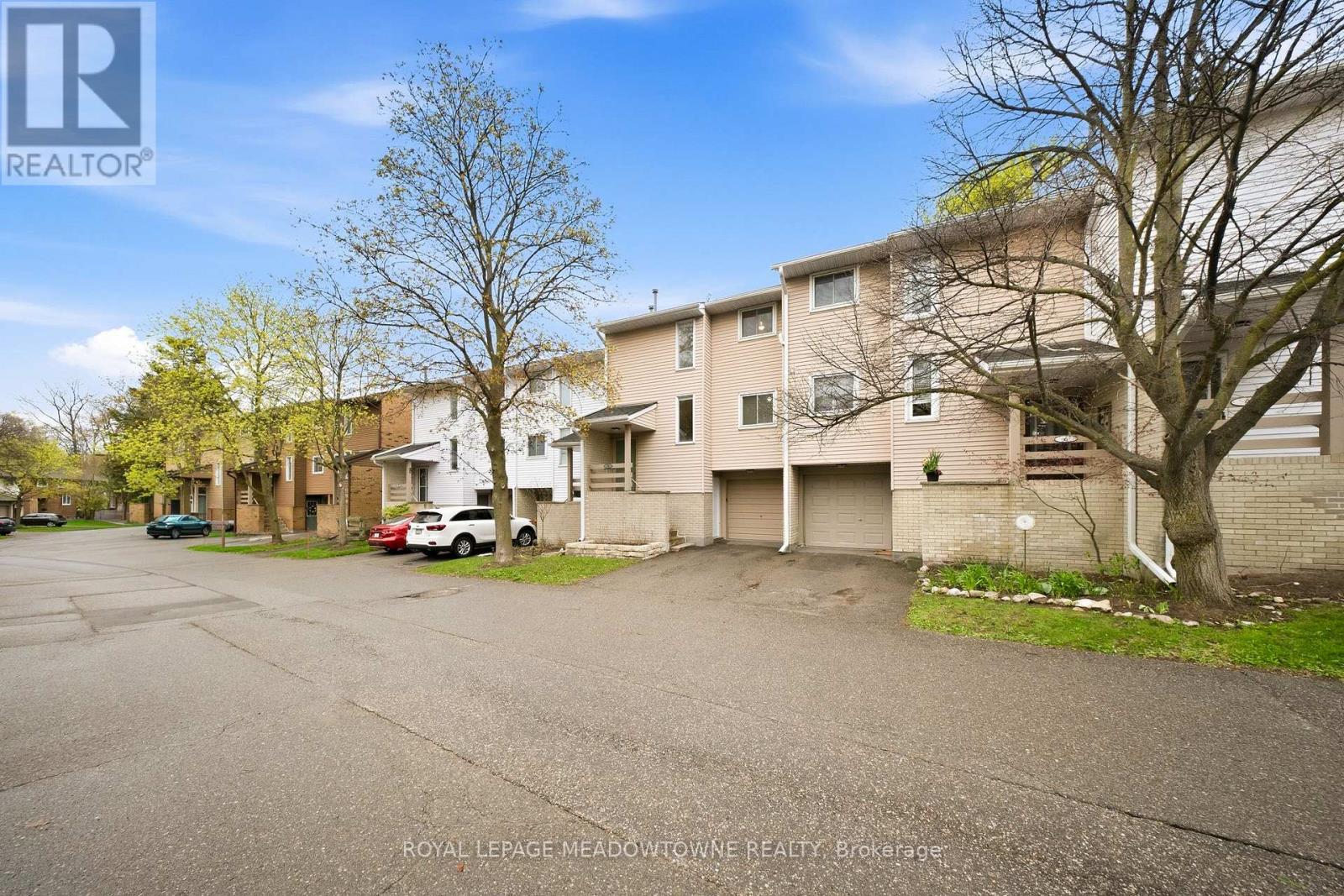 8 Lynden Circle, Halton Hills (Georgetown), Ontario  L7G 4Y8 - Photo 3 - W13094602