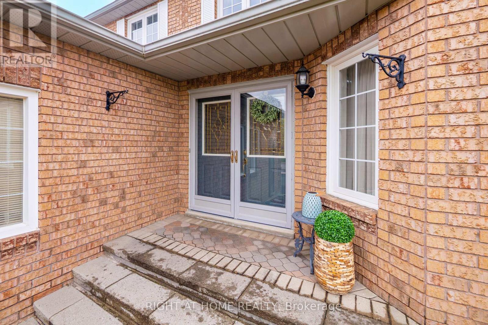 17 Eaton Street, Halton Hills (Georgetown), Ontario  L7G 5L4 - Photo 4 - W13101438