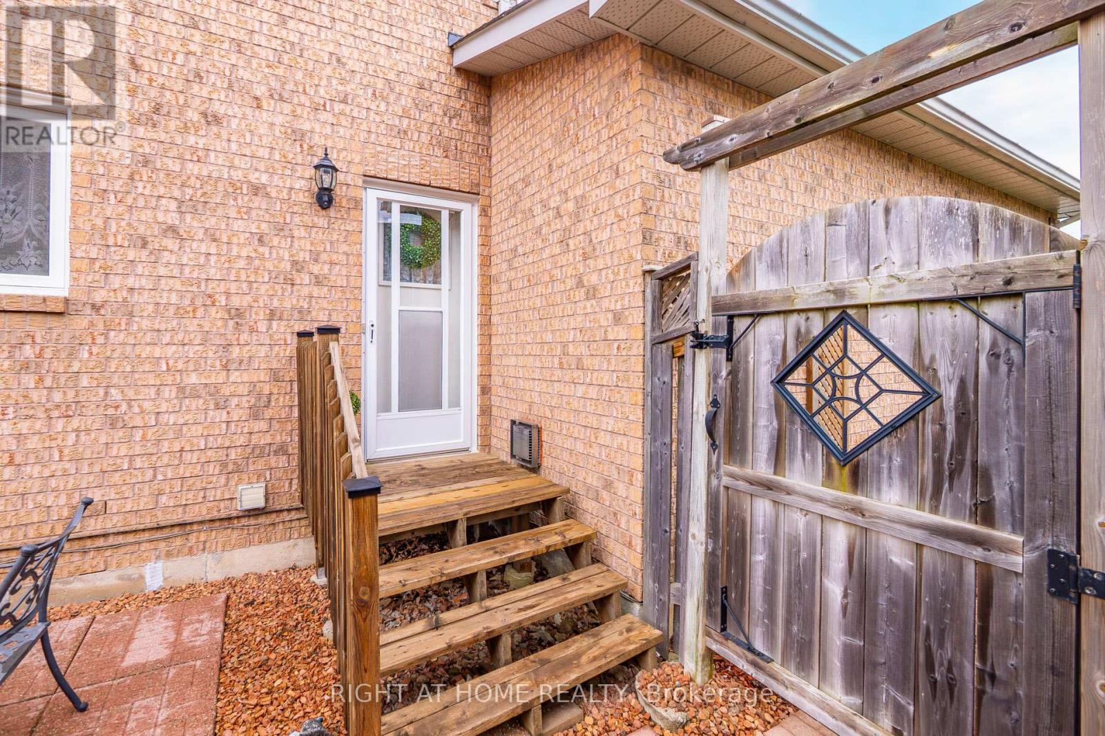 17 Eaton Street, Halton Hills (Georgetown), Ontario  L7G 5L4 - Photo 44 - W13101438