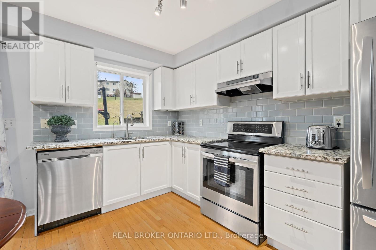 42 - 42 Palomino Trail, Halton Hills (Georgetown), Ontario  L7G 6E9 - Photo 2 - W13105818