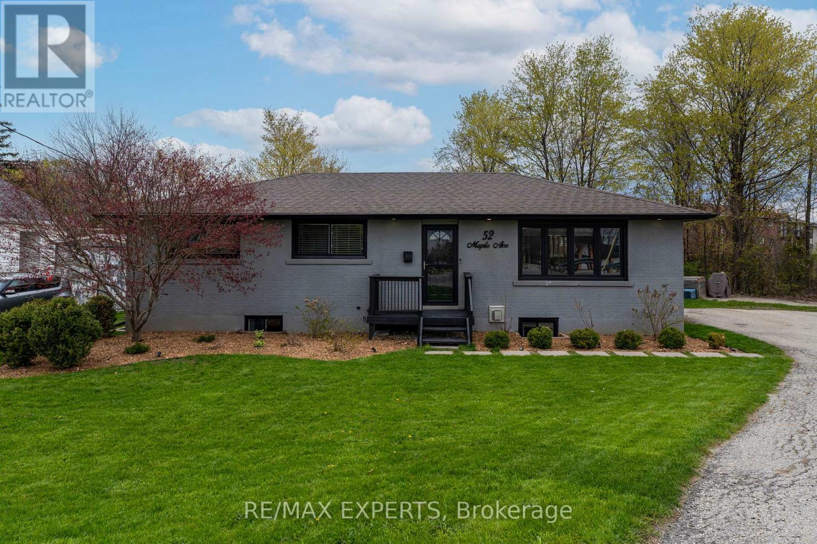 52 Maple Avenue, Halton Hills (Georgetown), Ontario  L7G 1X7 - Photo 2 - W13109684