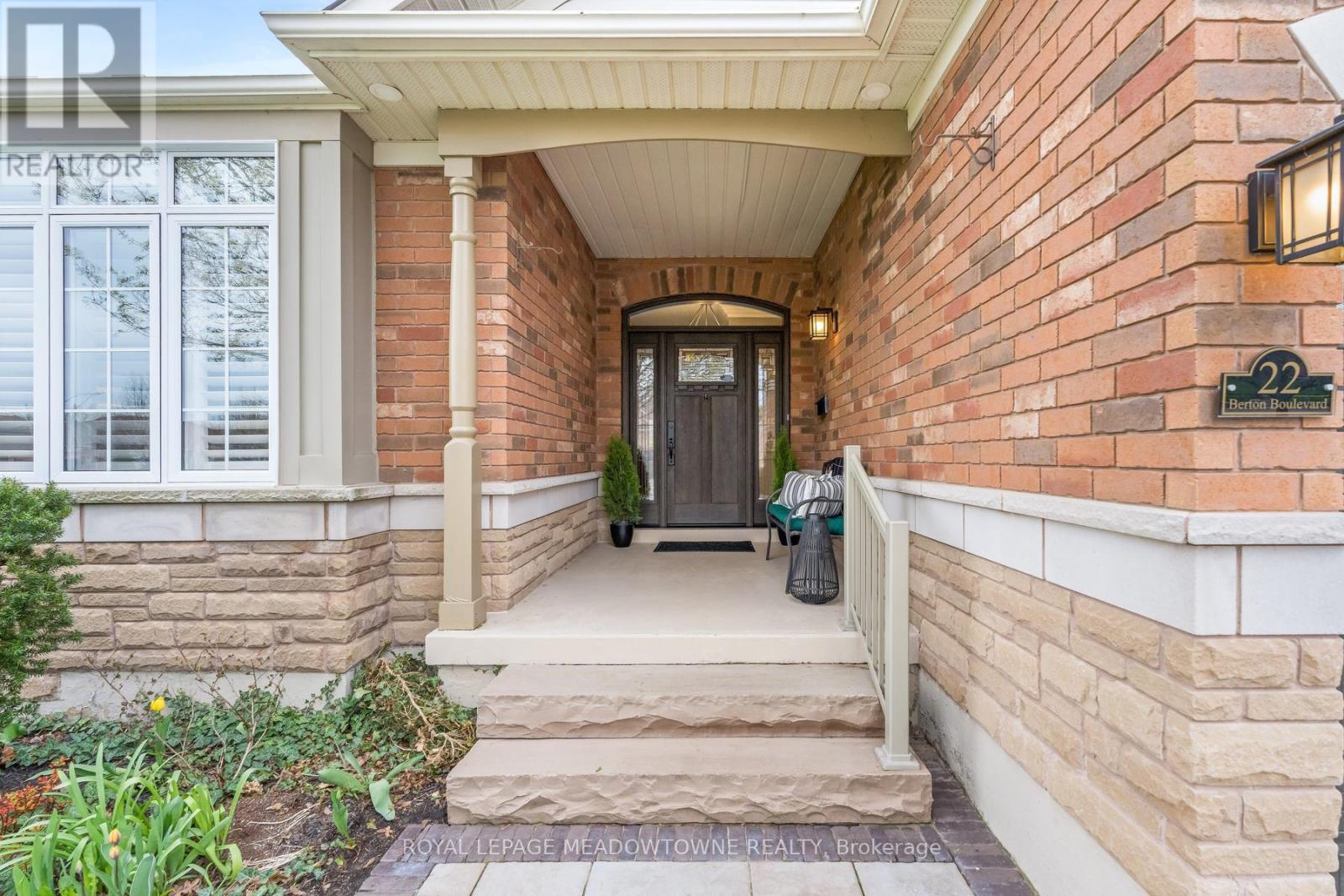 22 Berton Boulevard, Halton Hills (Georgetown), Ontario  L7G 6A5 - Photo 2 - W13113752