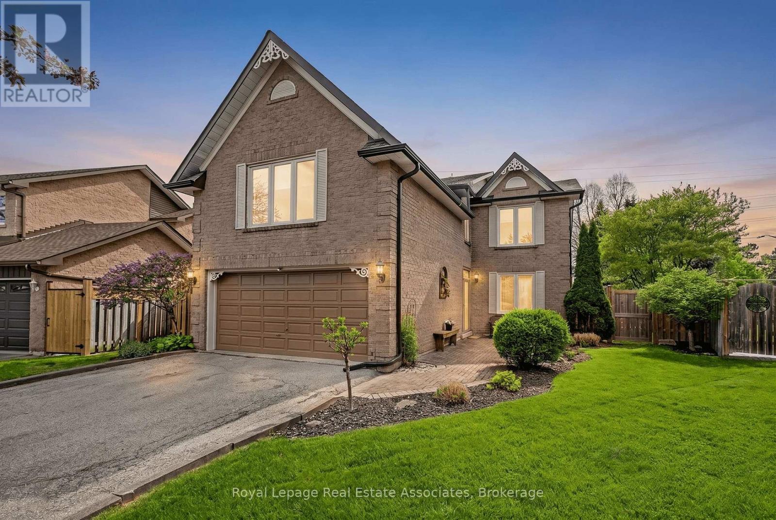 16 Cotswold Court, Halton Hills (Georgetown), Ontario  L7G 5E5 - Photo 1 - W13154438