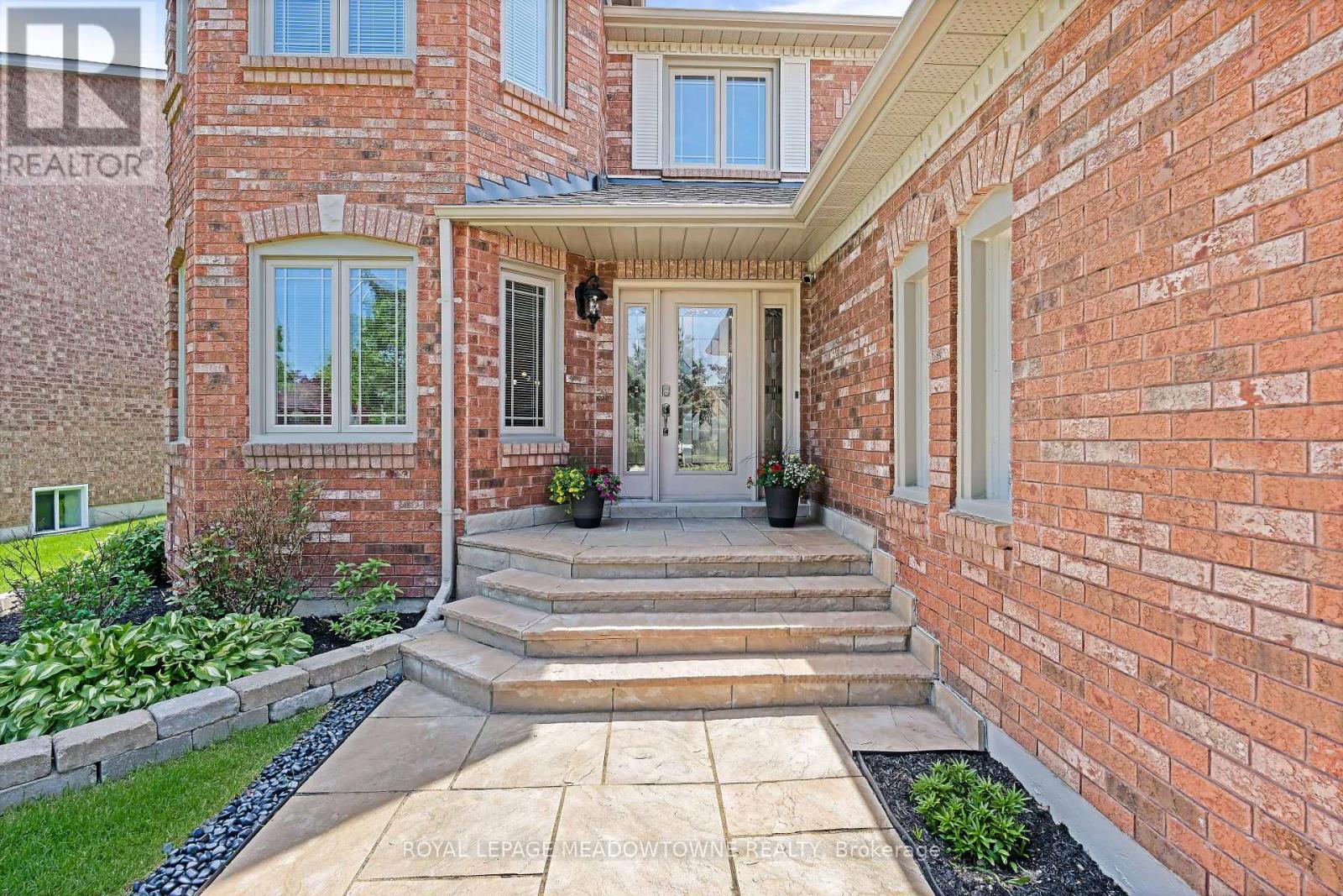 7 Eaton Street, Halton Hills (Georgetown), Ontario  L7G 5J9 - Photo 3 - W13207342