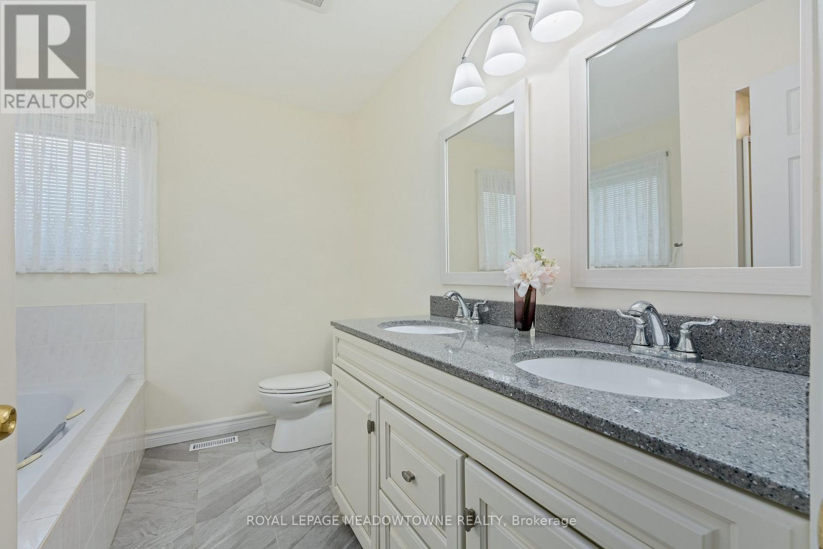 7 Eaton Street, Halton Hills (Georgetown), Ontario  L7G 5J9 - Photo 32 - W13207342