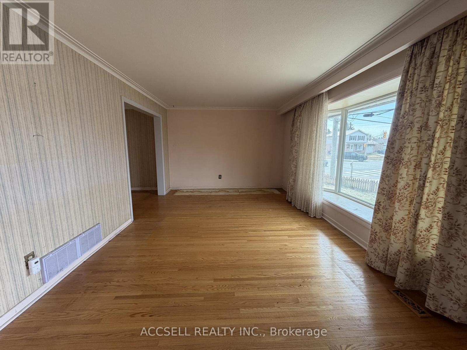 135 Mountainview Road S, Halton Hills (Georgetown), Ontario  L7G 4K2 - Photo 4 - W13208942