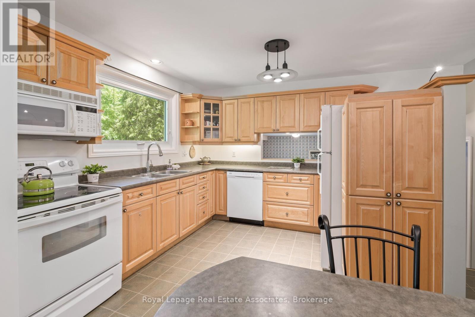 17 Metcalfe Court, Halton Hills (Georgetown), Ontario  L7G 4N7 - Photo 12 - W13212712