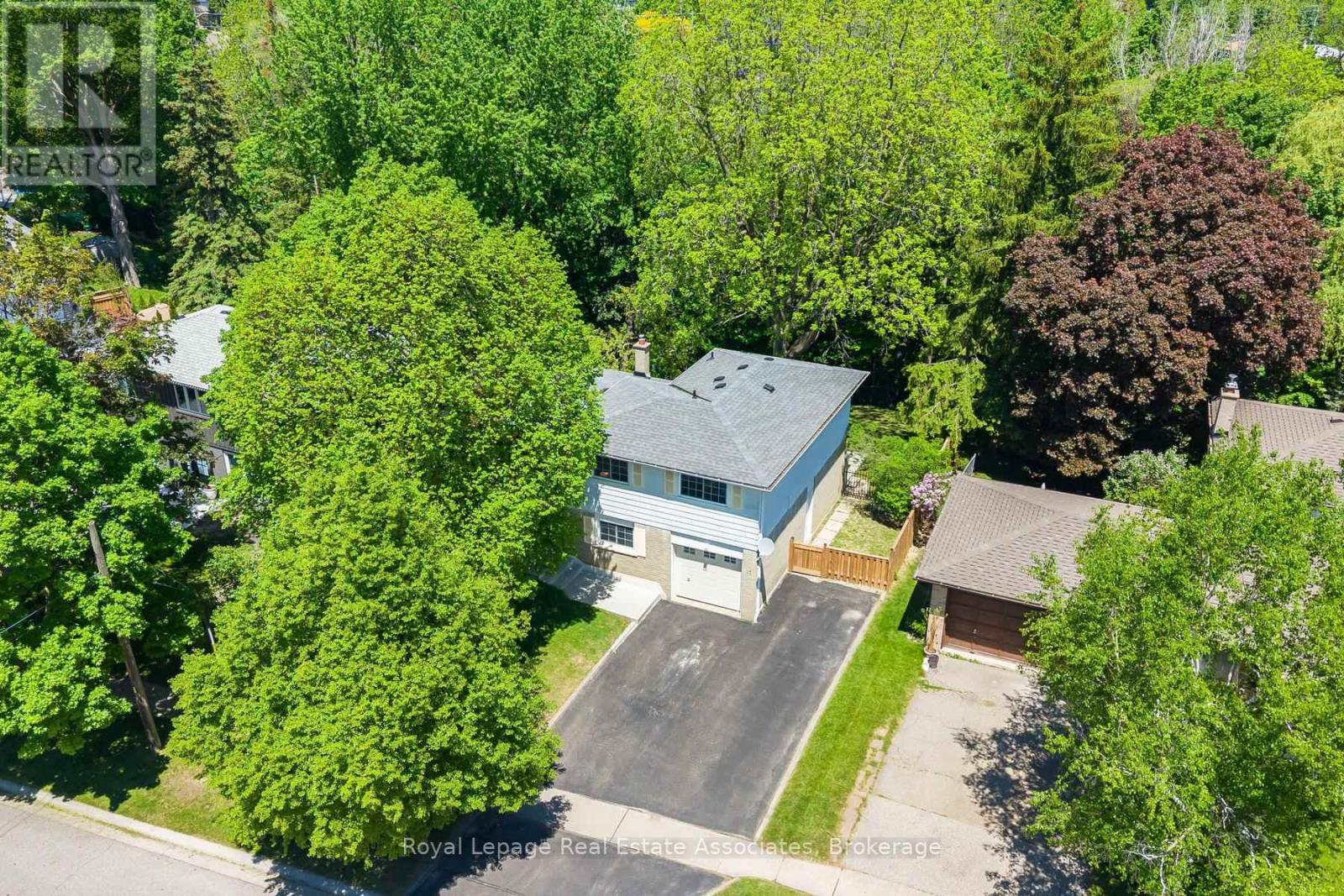 17 Metcalfe Court, Halton Hills (Georgetown), Ontario  L7G 4N7 - Photo 3 - W13212712