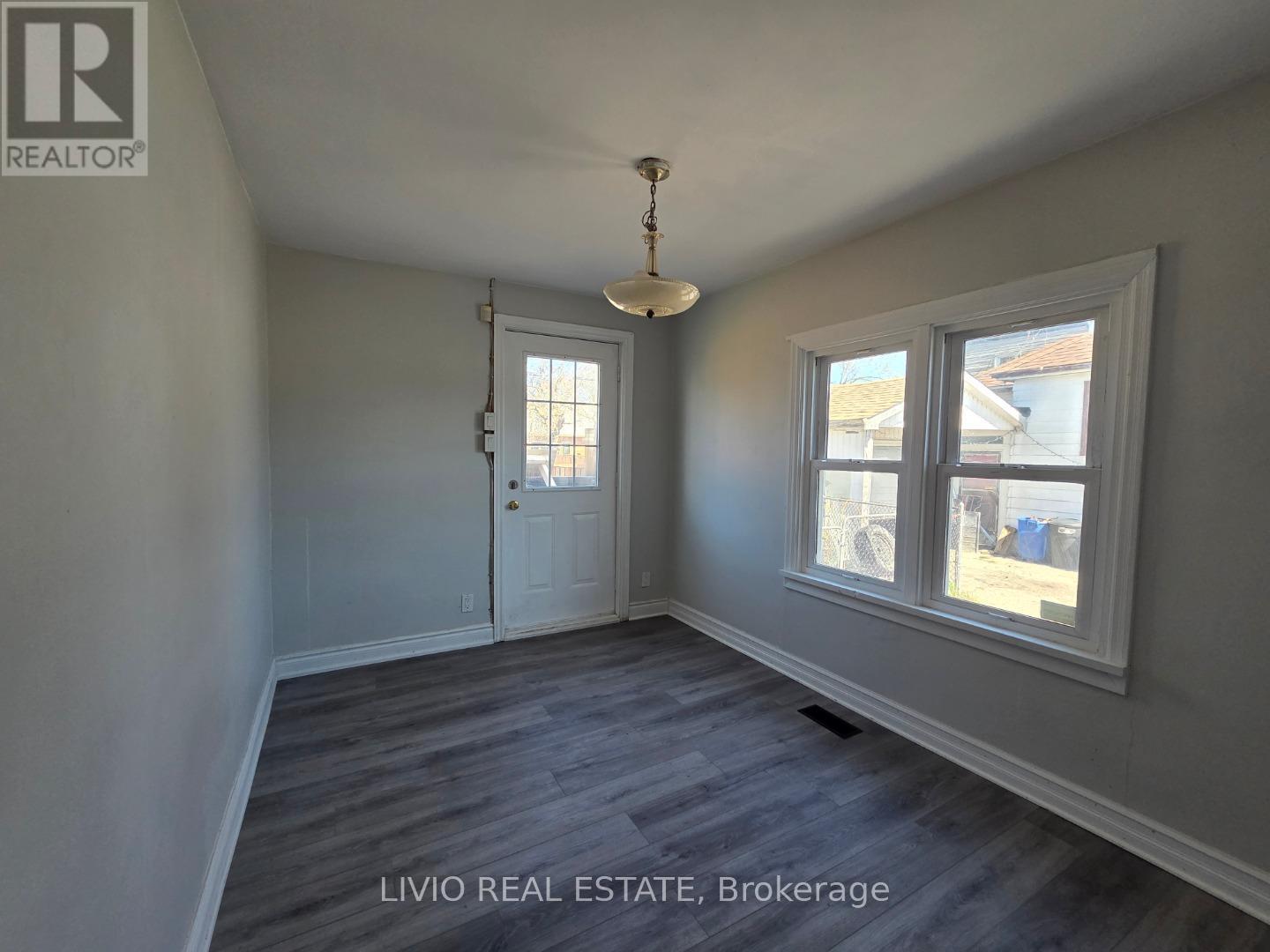 323 Queen Street E, Halton Hills (Ac Acton), Ontario  L7J 1R1 - Photo 21 - W13223058