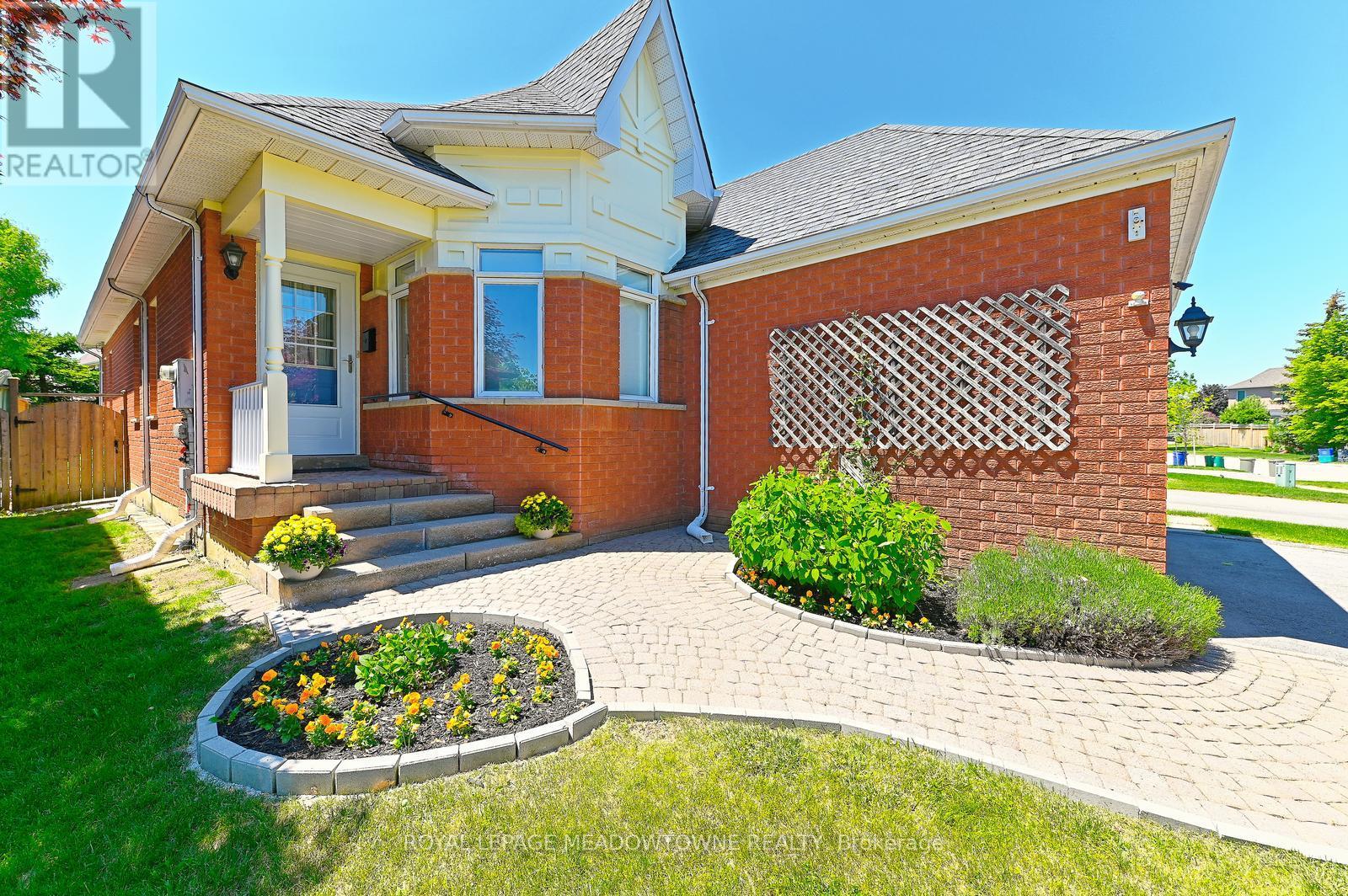 16 Harrop Avenue, Halton Hills (Georgetown), Ontario  L7G 5R2 - Photo 3 - W13240292