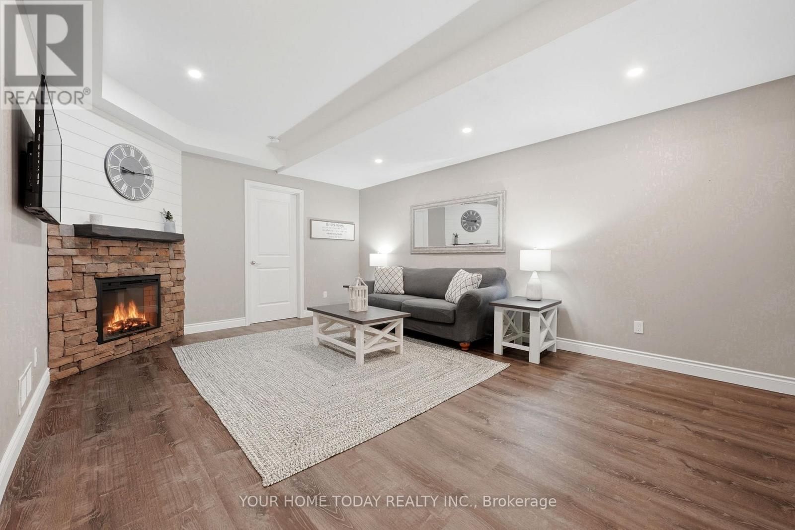 8 Trinity Court, Halton Hills (Ac Acton), Ontario  L7J 0A2 - Photo 35 - W13436728