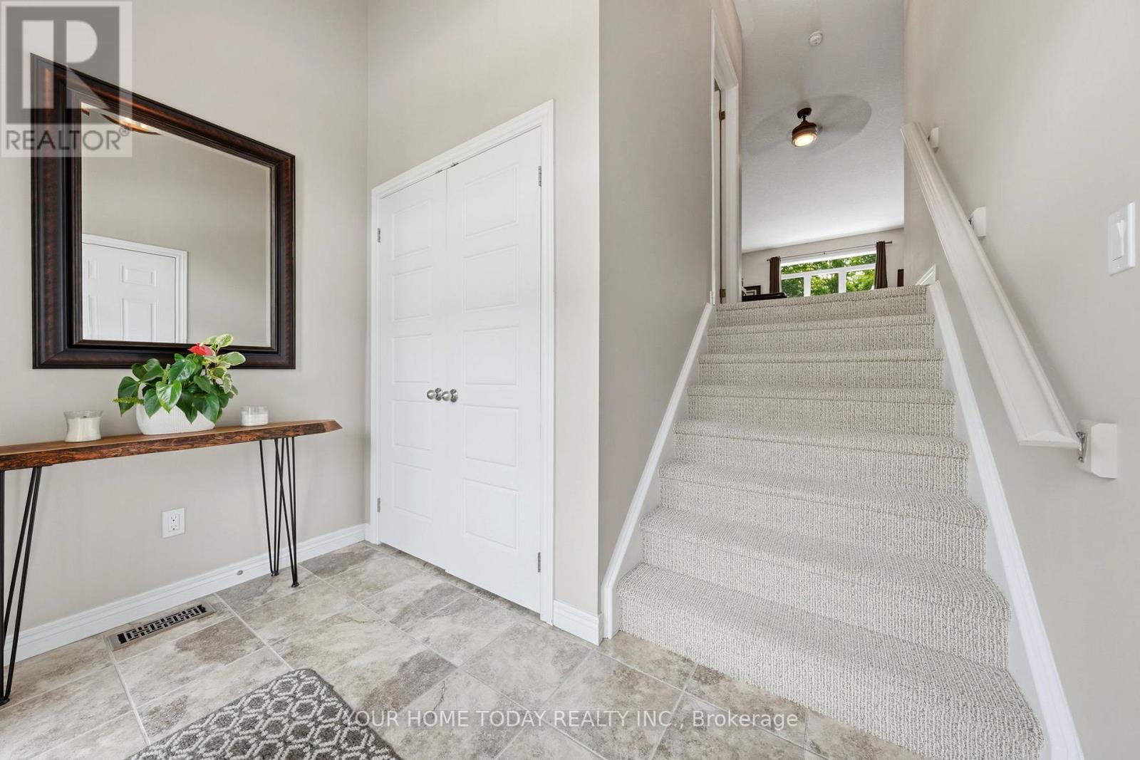 8 Trinity Court, Halton Hills (Ac Acton), Ontario  L7J 0A2 - Photo 4 - W13436728