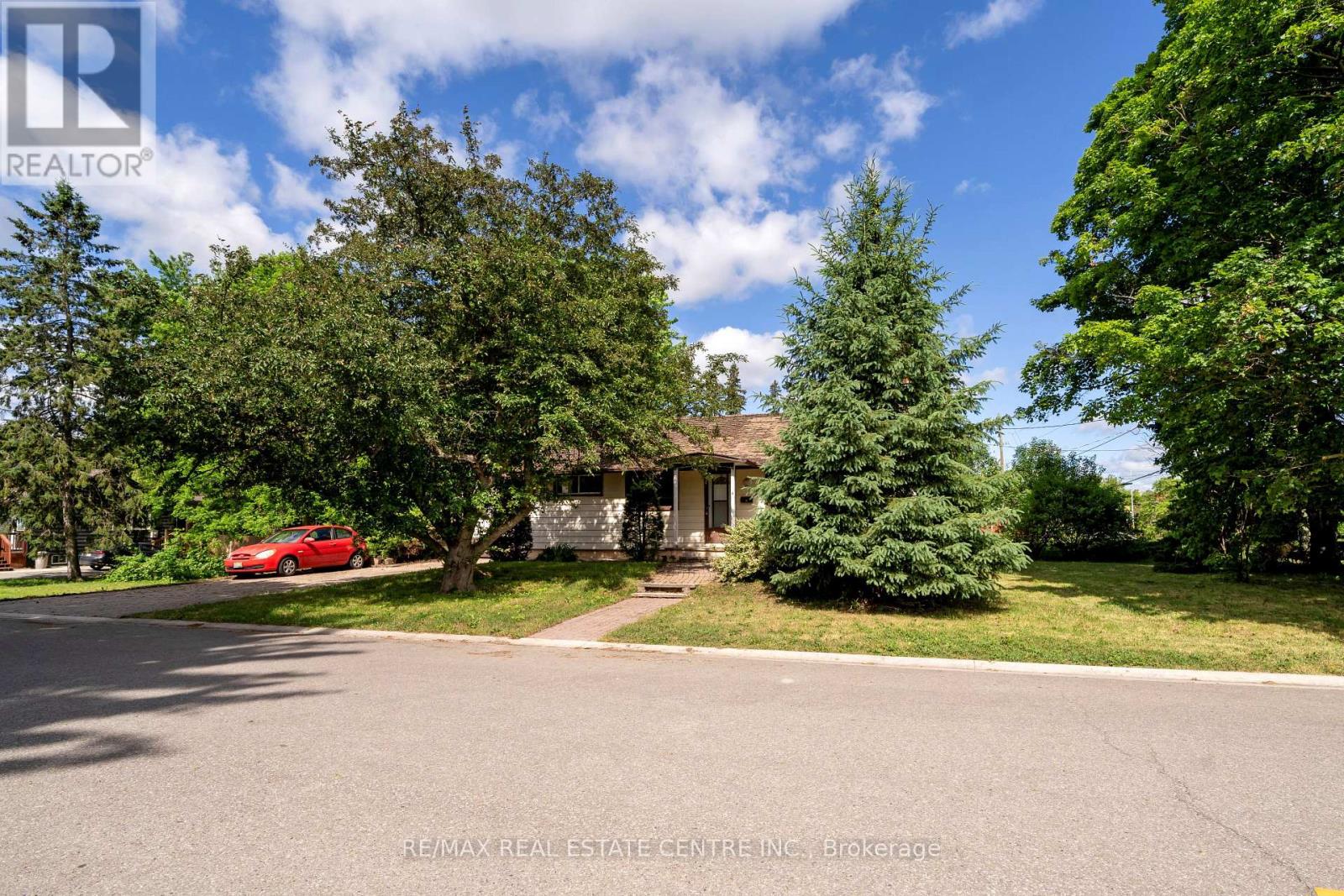4 Pauline Street, Halton Hills (Georgetown), Ontario  L7G 1V7 - Photo 3 - W13451392