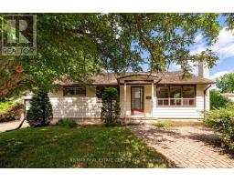 <div class="price">$649,998</div> 4 Pauline Street, Halton Hills (Georgetown)<br><div style="margin-bottom:8px;"><small>RE/MAX Real Estate Centre Inc.</small></div><div class='bed_bath'>3 Bed | 1 Bath</div>
