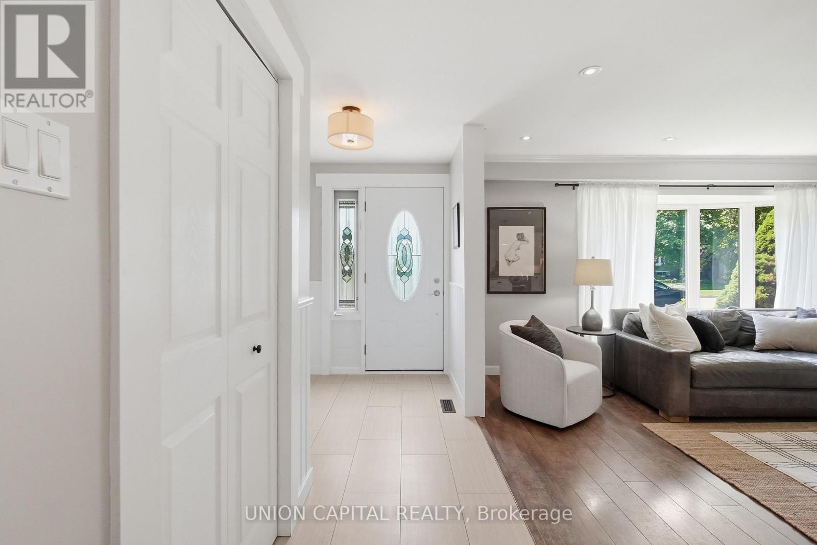 30 Irwin Crescent, Halton Hills (Georgetown), Ontario  L7G 1G1 - Photo 4 - W13459046