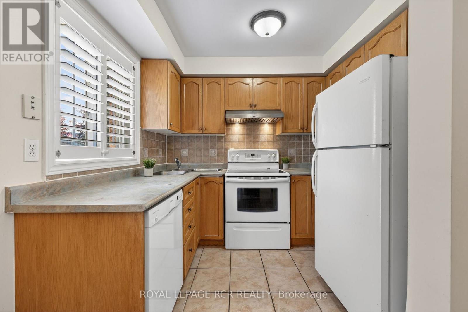 94 Atwood Avenue, Halton Hills (Georgetown), Ontario  L7G 6A1 - Photo 4 - W13463328