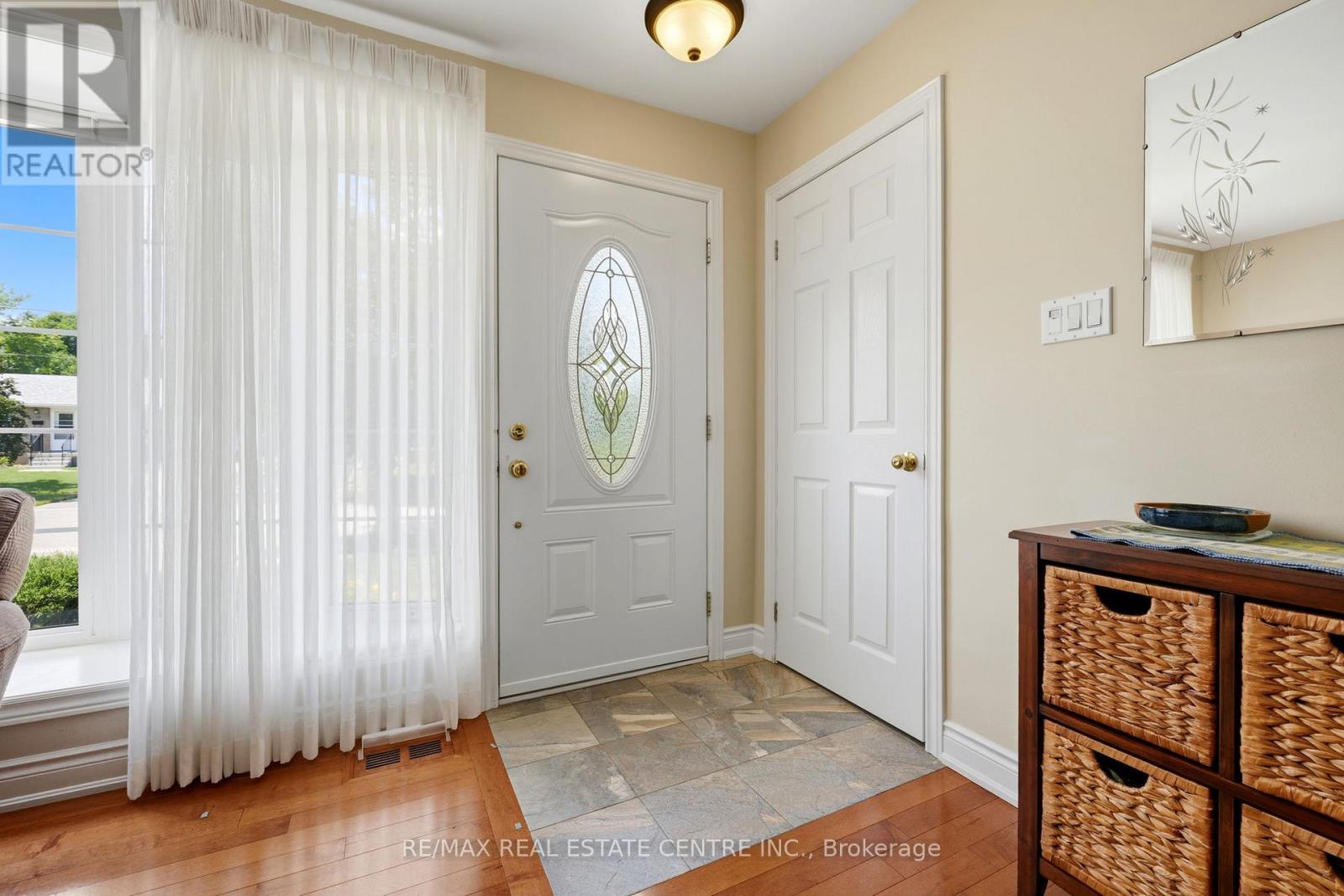 5 Hale Drive, Halton Hills (Georgetown), Ontario  L7G 4C3 - Photo 4 - W13474780