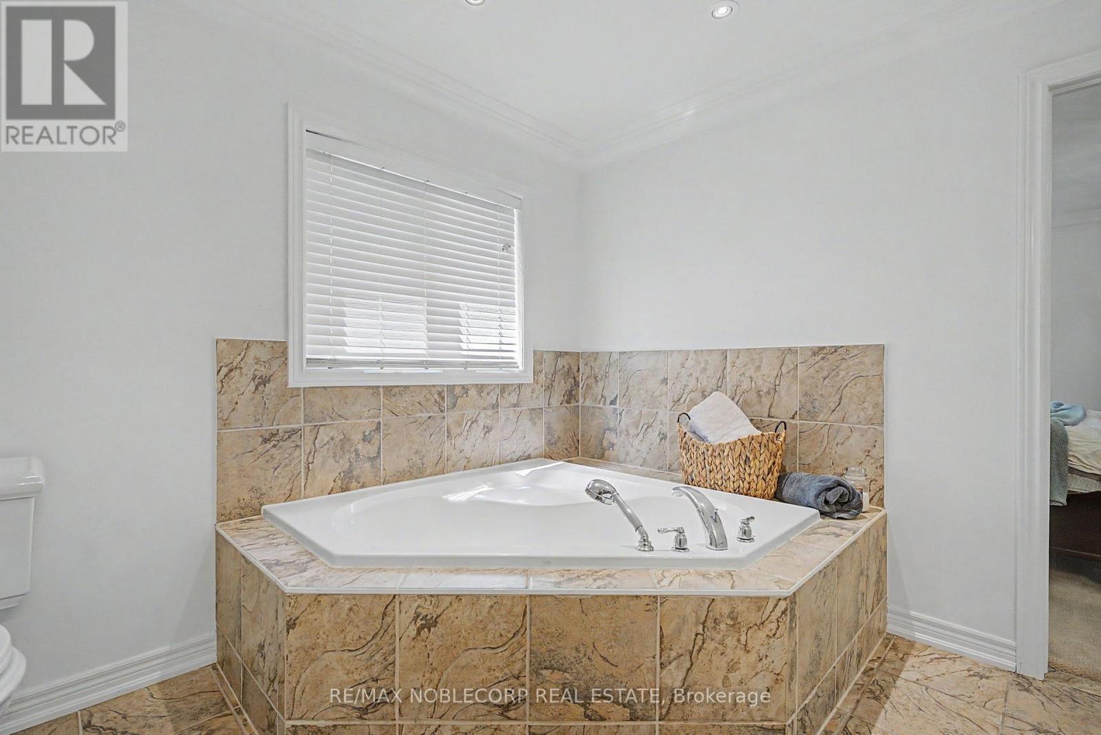 68 Meadowglen Boulevard, Halton Hills (Georgetown), Ontario  L7G 6J3 - Photo 24 - W13483598