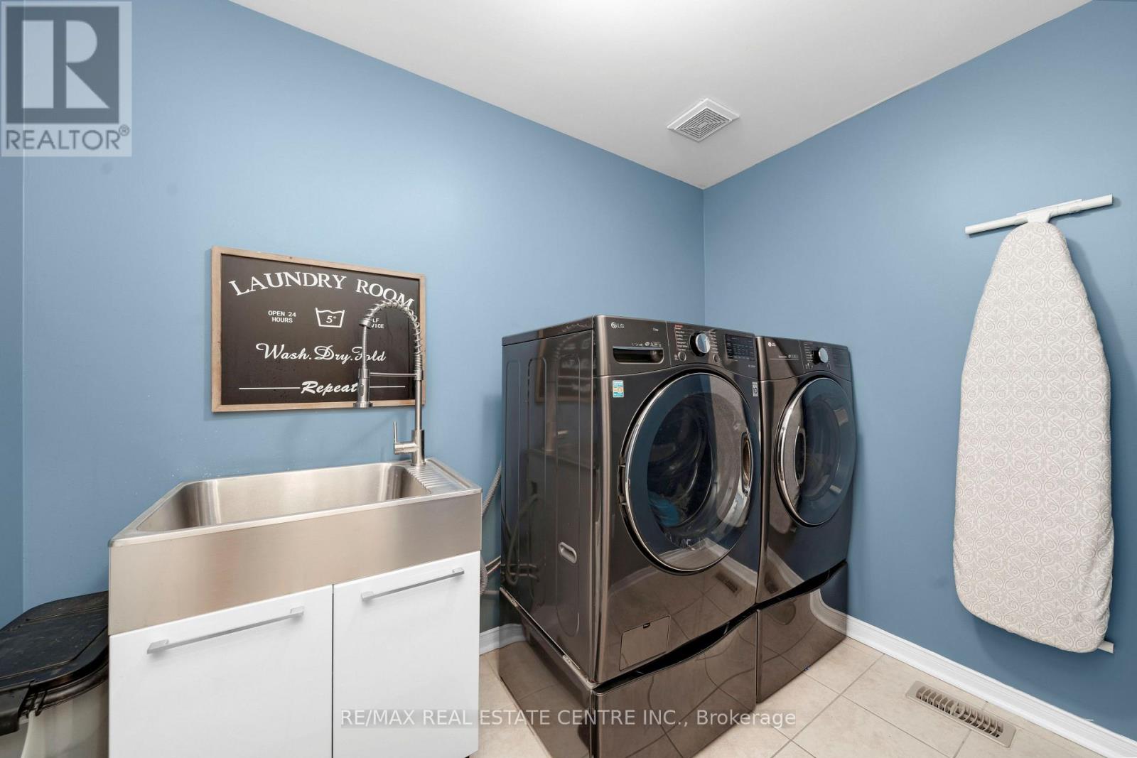 27 Milfoil Street, Halton Hills (Georgetown), Ontario  L7G 6M5 - Photo 10 - W13488120
