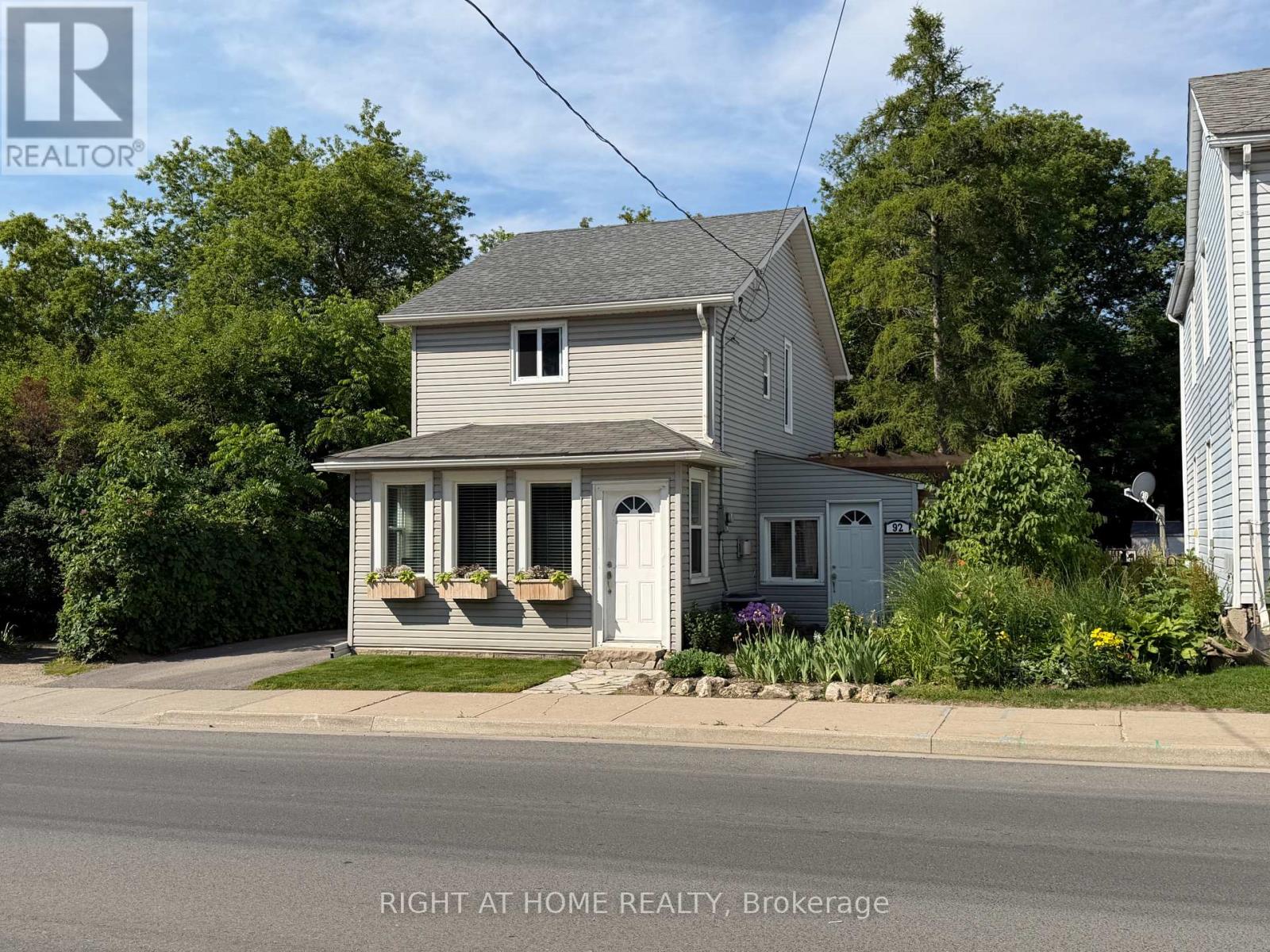 92 Main Street N, Halton Hills (Ac Acton), Ontario  L7G 3E4 - Photo 1 - W13501456