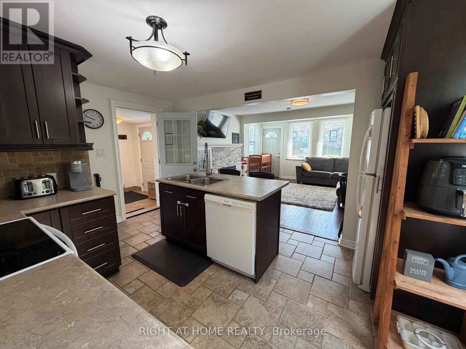 92 Main Street N, Halton Hills (Ac Acton), Ontario  L7G 3E4 - Photo 13 - W13501456