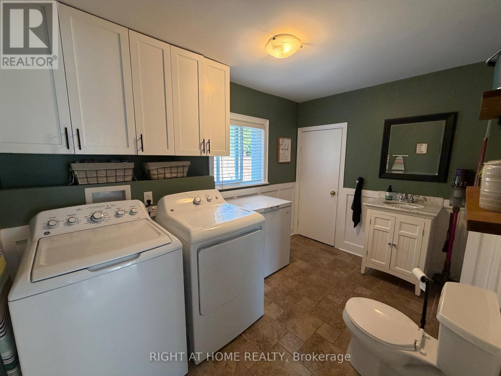 92 Main Street N, Halton Hills (Ac Acton), Ontario  L7G 3E4 - Photo 14 - W13501456