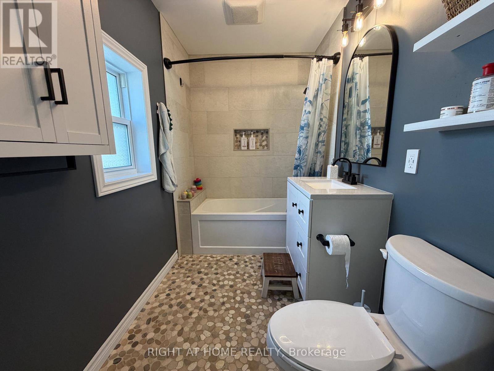 92 Main Street N, Halton Hills (Ac Acton), Ontario  L7G 3E4 - Photo 17 - W13501456