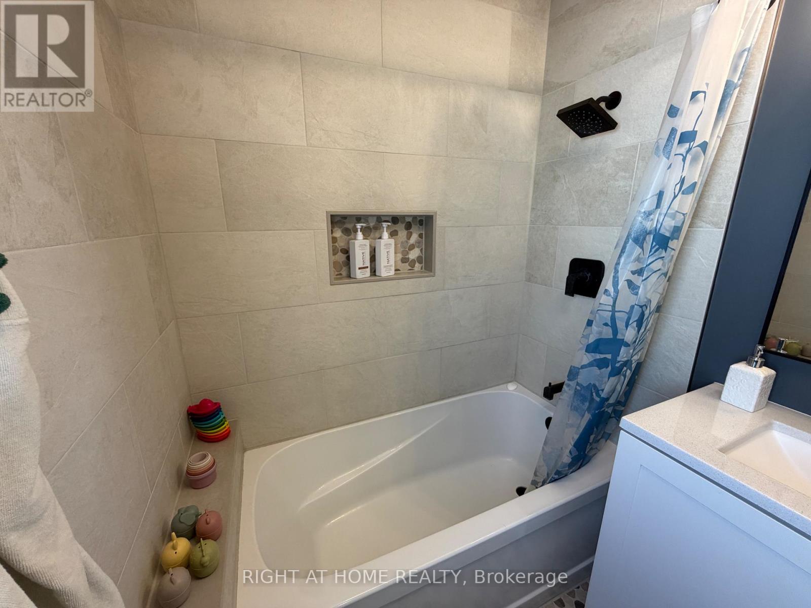 92 Main Street N, Halton Hills (Ac Acton), Ontario  L7G 3E4 - Photo 18 - W13501456