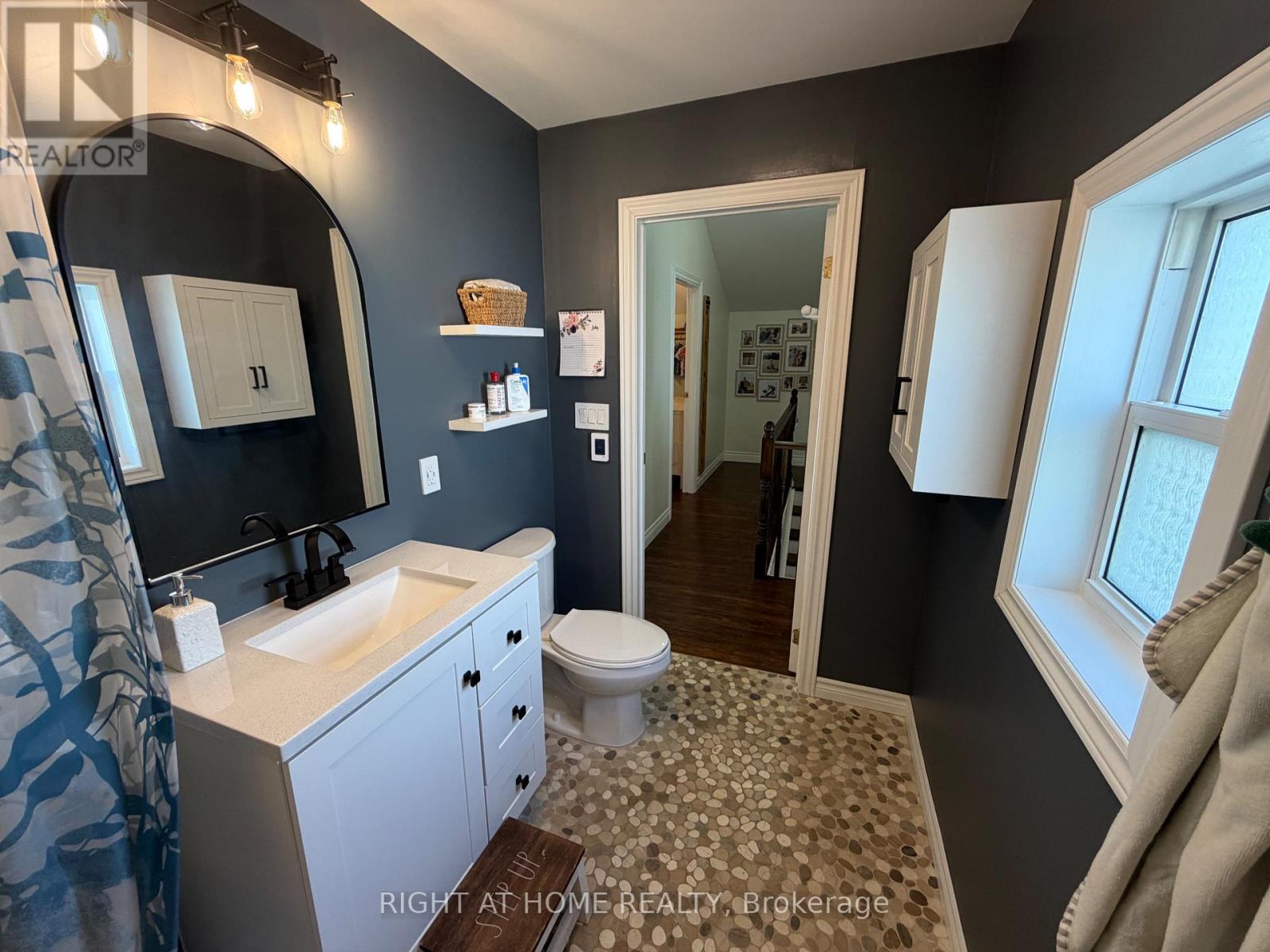 92 Main Street N, Halton Hills (Ac Acton), Ontario  L7G 3E4 - Photo 19 - W13501456