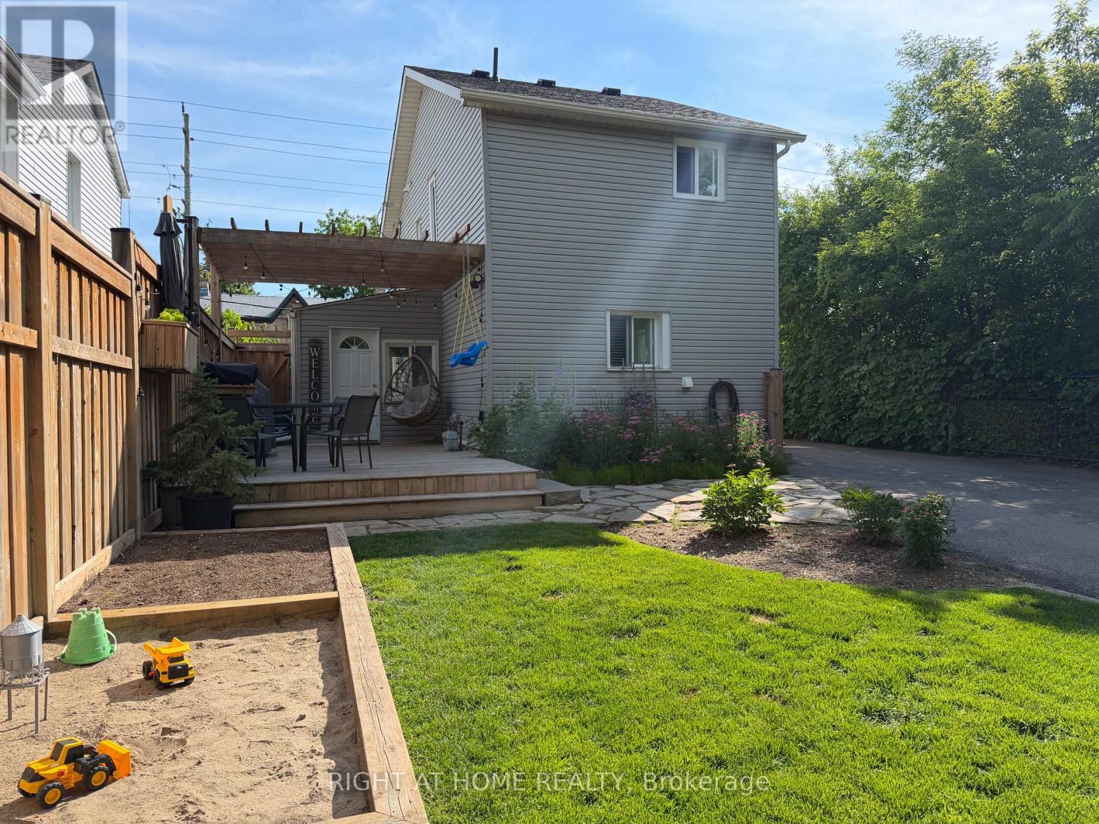 92 Main Street N, Halton Hills (Ac Acton), Ontario  L7G 3E4 - Photo 4 - W13501456