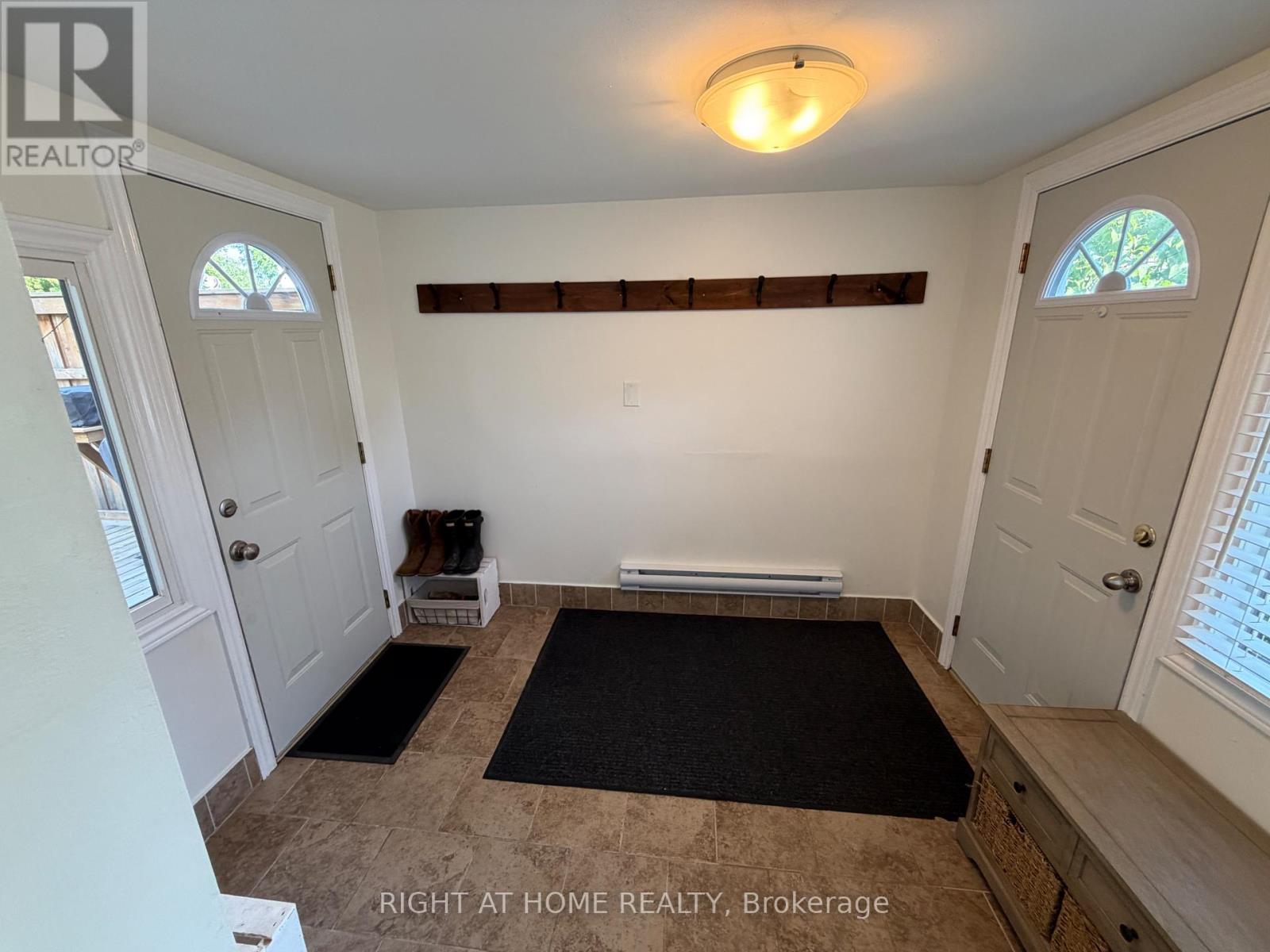 92 Main Street N, Halton Hills (Ac Acton), Ontario  L7G 3E4 - Photo 6 - W13501456