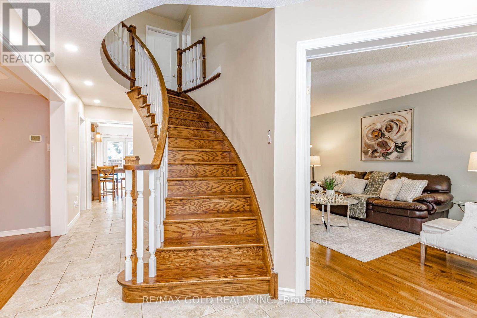 93 Lauchlin Crescent, Halton Hills (Georgetown), Ontario  L7G 5R3 - Photo 3 - W13554502
