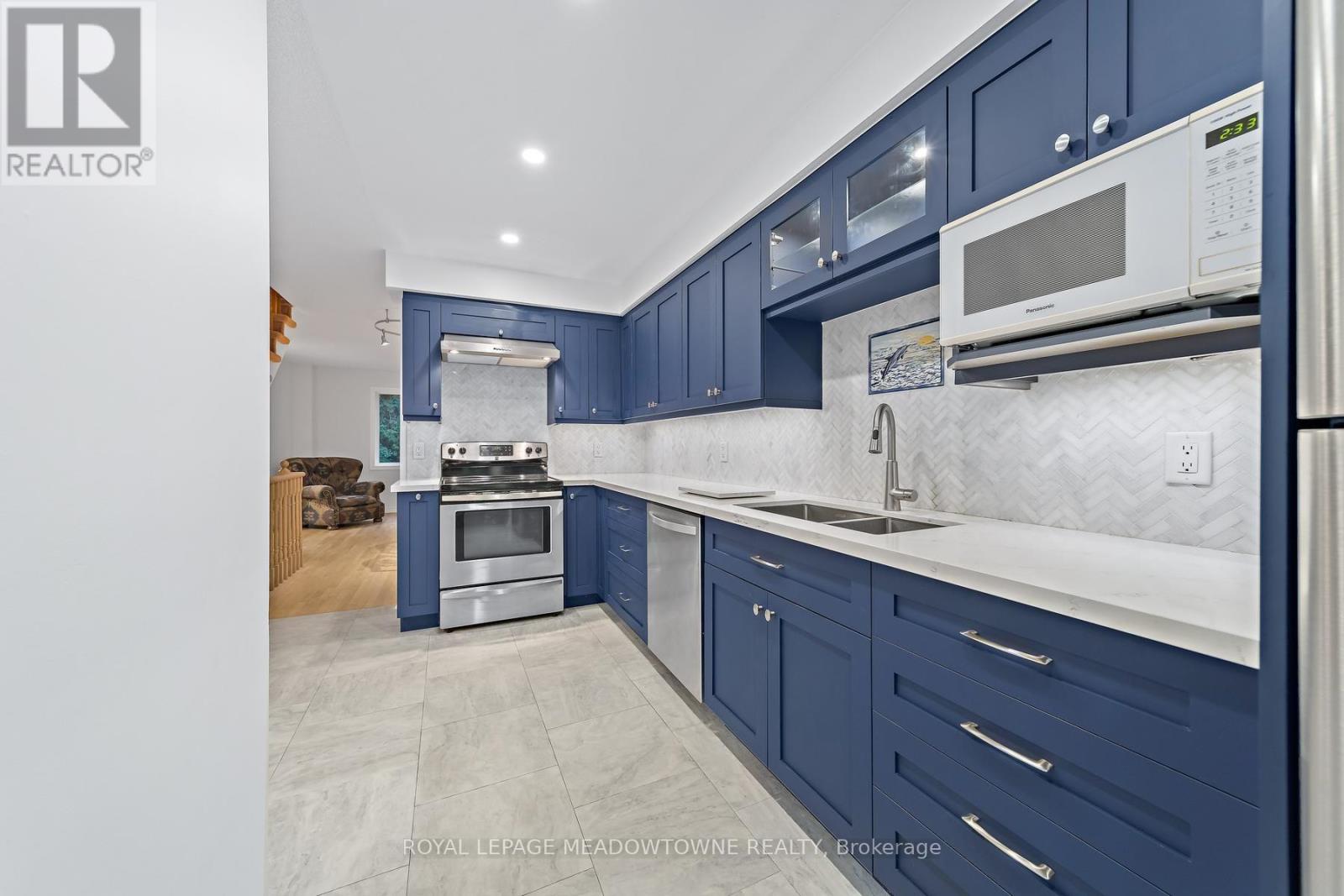 11 - 76 River Drive, Halton Hills (Georgetown), Ontario  L7G 2J2 - Photo 6 - W13555208